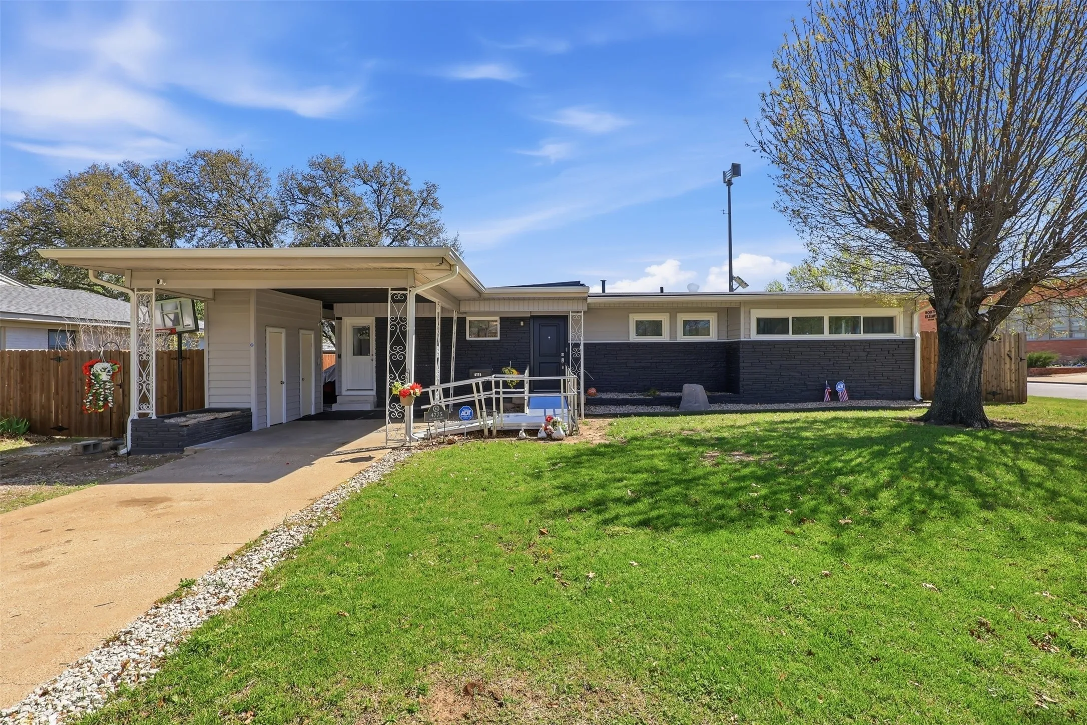 Single Family Residence For Sale in Tarrant County , 4775 Rector Avenue, Fort Worth, Texas 76133, 5 Bedroom, 4 Bathroom, Garage spaces, 2,059 Sqft, built in 1953, Preowned, mls#21214956, Real Estate Agent in Fort Worth, Homes For Sale in Tarrant county, Homes For Sale in Fort Worth, Realtor in Fort Worth Texas, Real Estate Brokerage Independent Realty Texas, Luminita Cordes Realtor