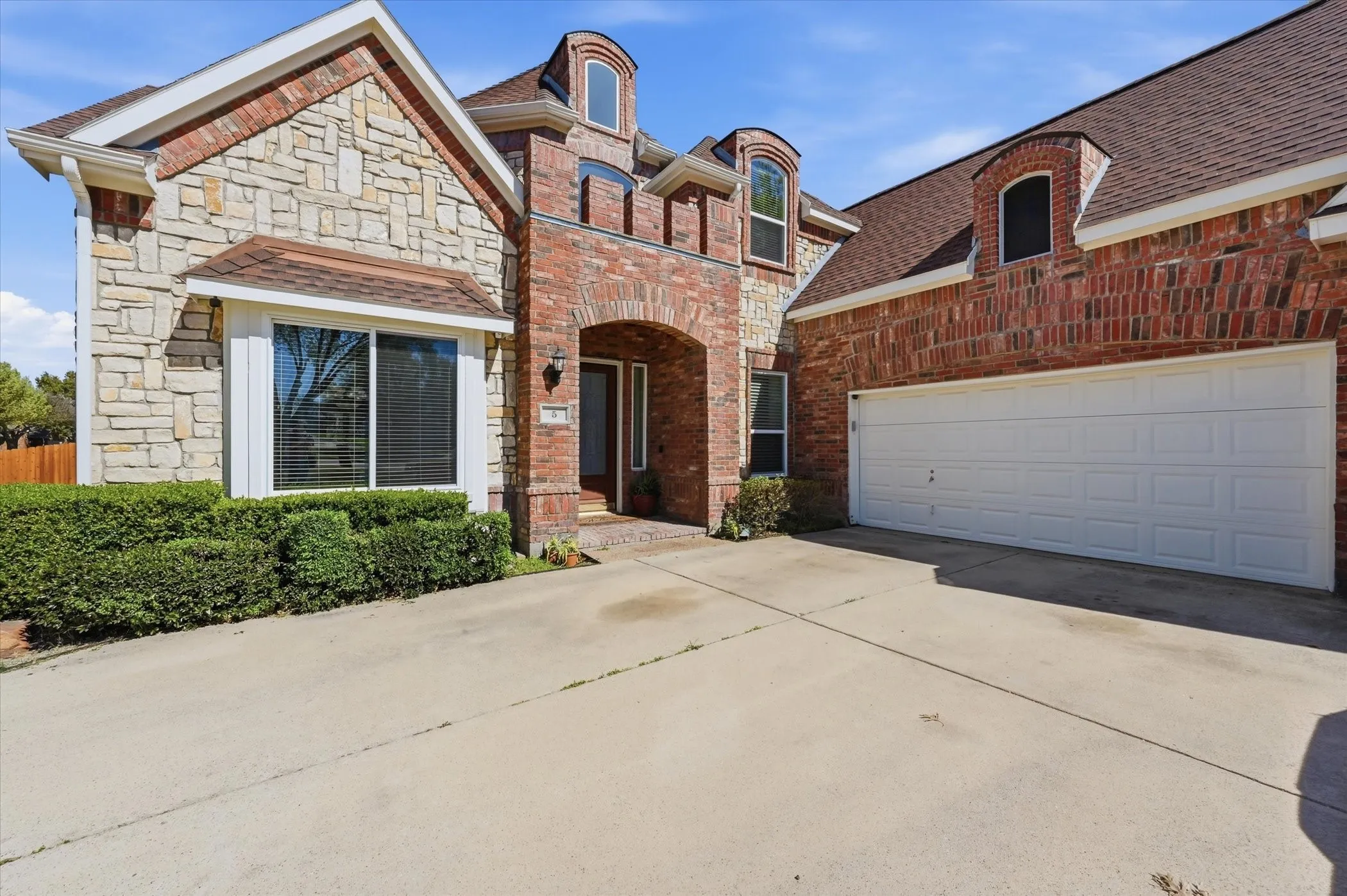 Single Family Residence For Sale in Tarrant County , 5 Scramble Court, Mansfield, Texas 76063, 4 Bedroom, 3 Bathroom, 3 Garage spaces, 3,493 Sqft, built in 2001, Preowned, mls#21214241, Real Estate Agent in Mansfield, Homes For Sale in Tarrant county, Homes For Sale in Mansfield, Realtor in Mansfield Texas, Real Estate Brokerage Independent Realty Texas, Luminita Cordes Realtor