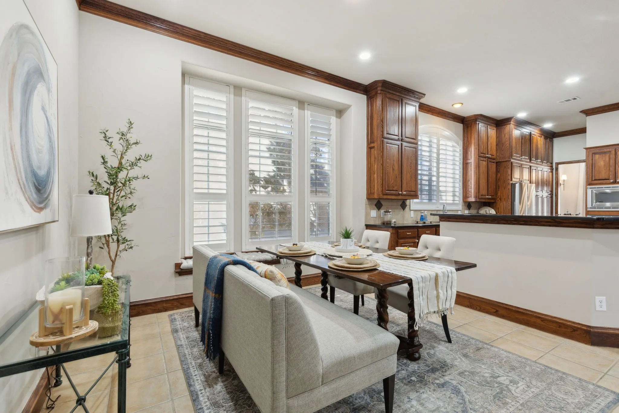 Large open breakfast room to the kitchen and living spaces