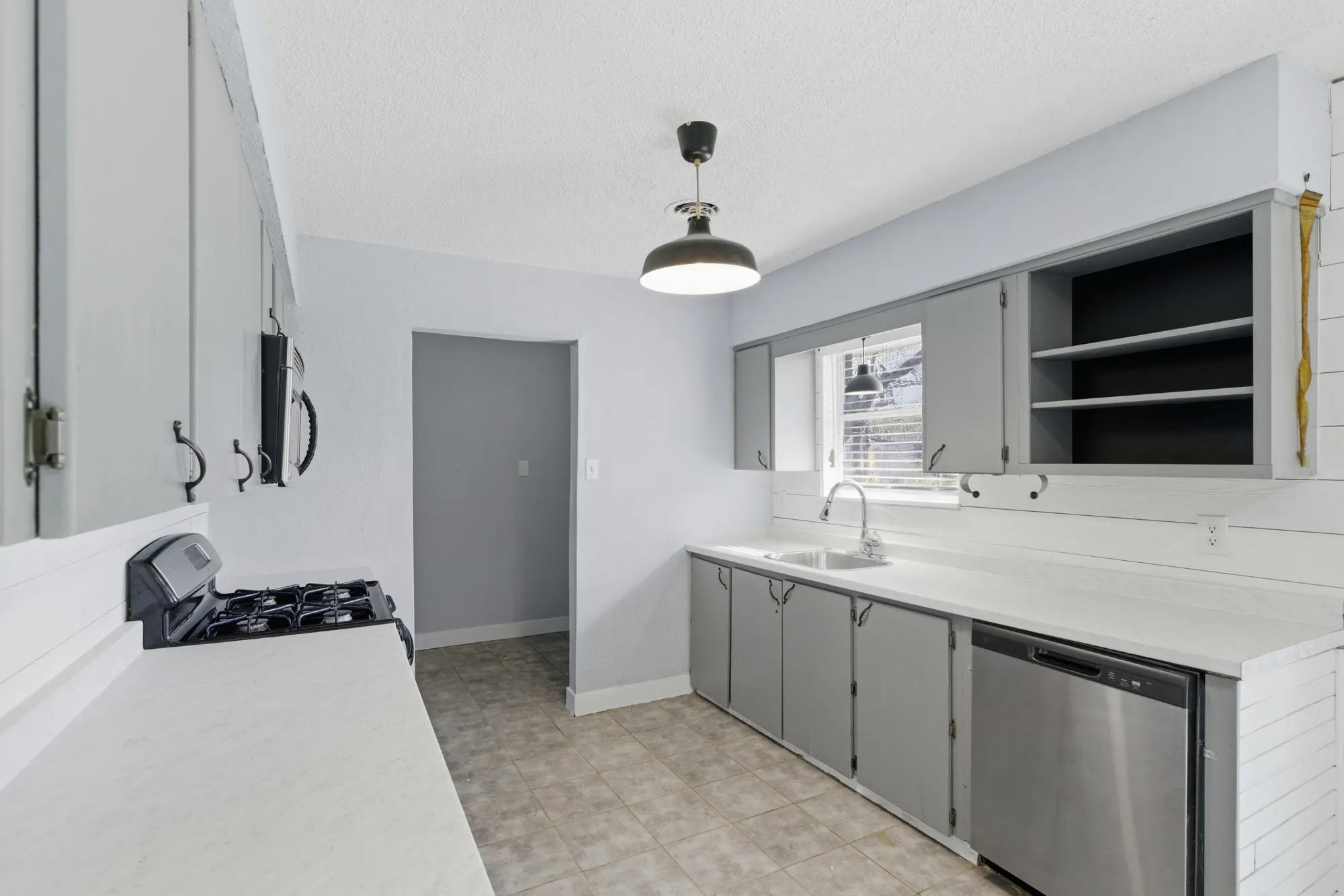 Single Family Residence For Sale in Hunt County , 6509 Finch Drive, Greenville, Texas 75402, 3 Bedroom, 1 Bathroom, 2 Garage spaces, 1,038 Sqft, built in 1975, mls#21215306, Real Estate Agent in Greenville, Homes For Sale in Hunt county, Homes For Sale in Greenville, Realtor in Greenville Texas, Real Estate Brokerage Independent Realty Texas, Luminita Cordes Realtor