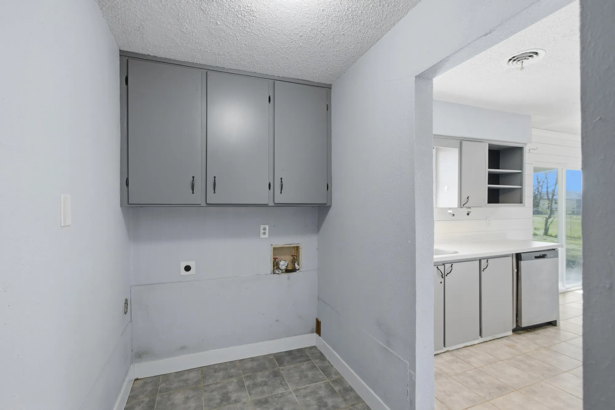 Single Family Residence For Sale in Hunt County , 6509 Finch Drive, Greenville, Texas 75402, 3 Bedroom, 1 Bathroom, 2 Garage spaces, 1,038 Sqft, built in 1975, mls#21215306, Real Estate Agent in Greenville, Homes For Sale in Hunt county, Homes For Sale in Greenville, Realtor in Greenville Texas, Real Estate Brokerage Independent Realty Texas, Luminita Cordes Realtor