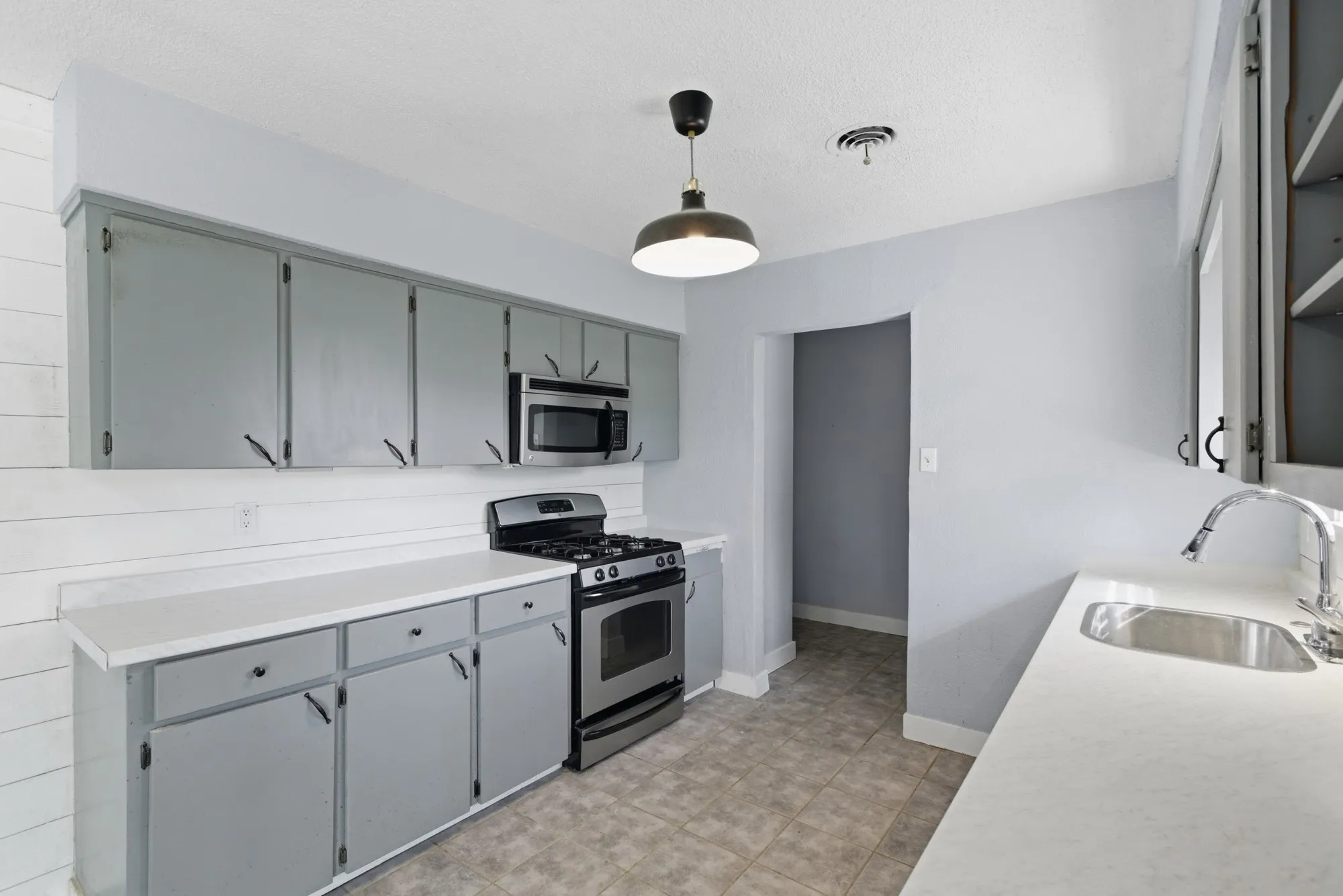 Single Family Residence For Sale in Hunt County , 6509 Finch Drive, Greenville, Texas 75402, 3 Bedroom, 1 Bathroom, 2 Garage spaces, 1,038 Sqft, built in 1975, mls#21215306, Real Estate Agent in Greenville, Homes For Sale in Hunt county, Homes For Sale in Greenville, Realtor in Greenville Texas, Real Estate Brokerage Independent Realty Texas, Luminita Cordes Realtor