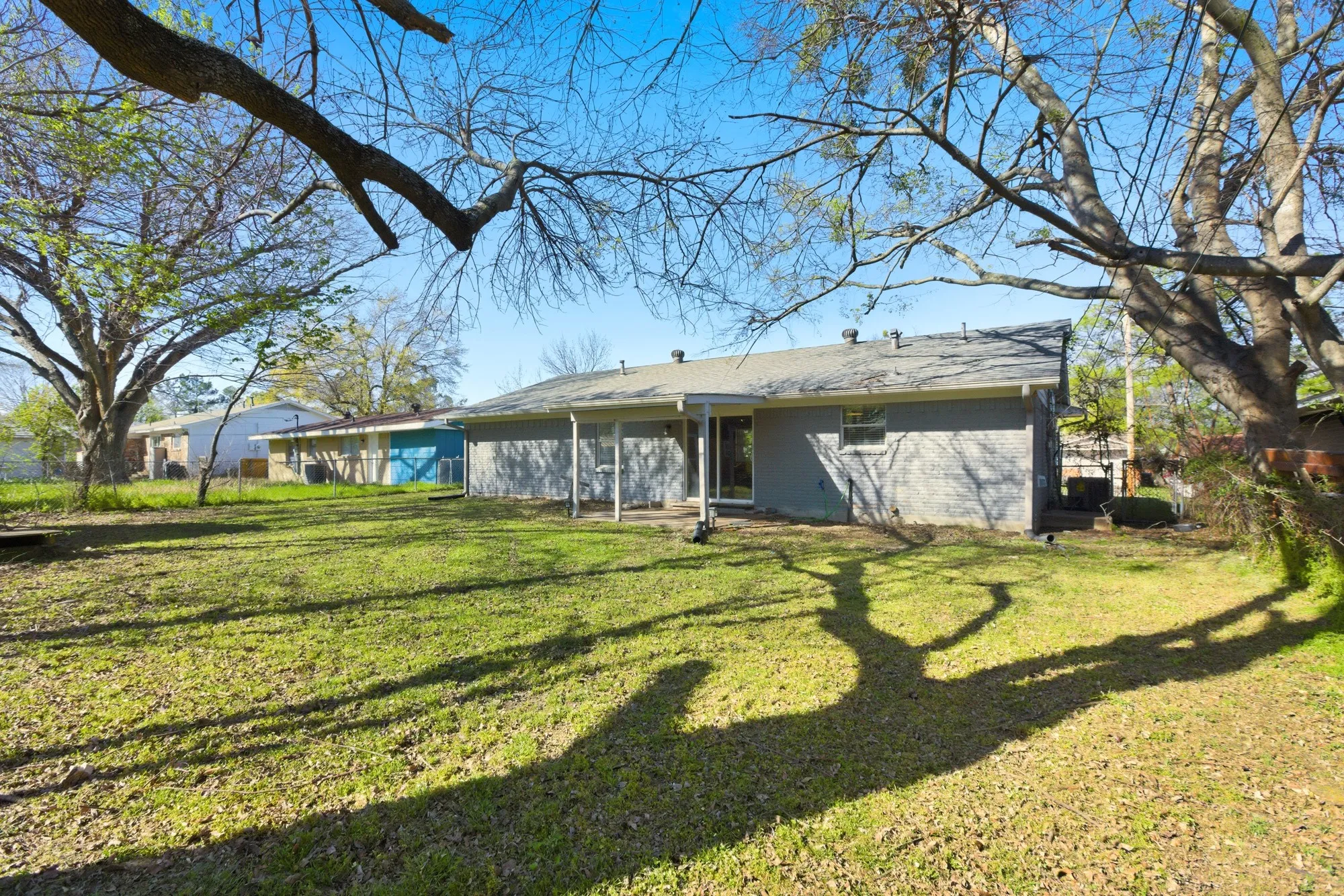 Single Family Residence For Sale in Hunt County , 6509 Finch Drive, Greenville, Texas 75402, 3 Bedroom, 1 Bathroom, 2 Garage spaces, 1,038 Sqft, built in 1975, mls#21215306, Real Estate Agent in Greenville, Homes For Sale in Hunt county, Homes For Sale in Greenville, Realtor in Greenville Texas, Real Estate Brokerage Independent Realty Texas, Luminita Cordes Realtor