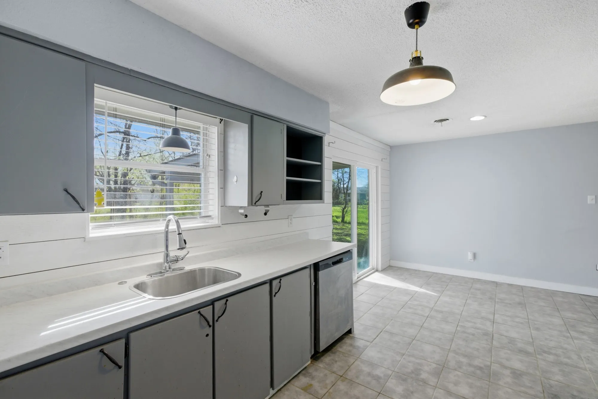 Single Family Residence For Sale in Hunt County , 6509 Finch Drive, Greenville, Texas 75402, 3 Bedroom, 1 Bathroom, 2 Garage spaces, 1,038 Sqft, built in 1975, mls#21215306, Real Estate Agent in Greenville, Homes For Sale in Hunt county, Homes For Sale in Greenville, Realtor in Greenville Texas, Real Estate Brokerage Independent Realty Texas, Luminita Cordes Realtor