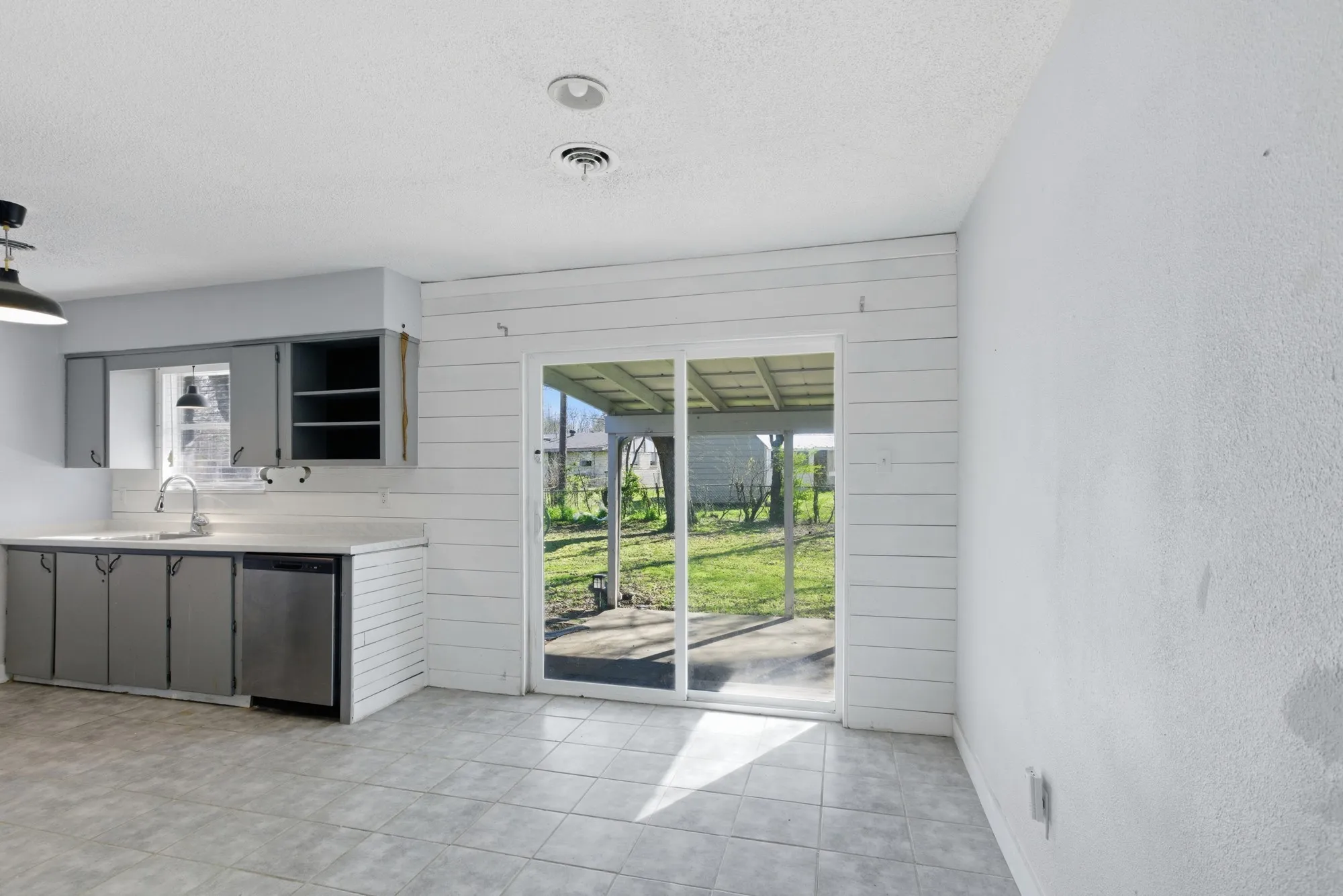 Single Family Residence For Sale in Hunt County , 6509 Finch Drive, Greenville, Texas 75402, 3 Bedroom, 1 Bathroom, 2 Garage spaces, 1,038 Sqft, built in 1975, mls#21215306, Real Estate Agent in Greenville, Homes For Sale in Hunt county, Homes For Sale in Greenville, Realtor in Greenville Texas, Real Estate Brokerage Independent Realty Texas, Luminita Cordes Realtor