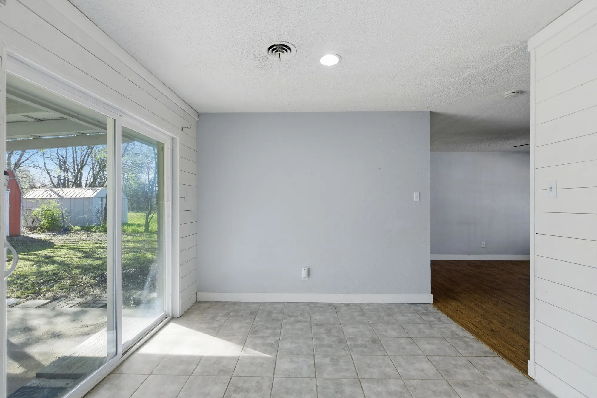 Single Family Residence For Sale in Hunt County , 6509 Finch Drive, Greenville, Texas 75402, 3 Bedroom, 1 Bathroom, 2 Garage spaces, 1,038 Sqft, built in 1975, mls#21215306, Real Estate Agent in Greenville, Homes For Sale in Hunt county, Homes For Sale in Greenville, Realtor in Greenville Texas, Real Estate Brokerage Independent Realty Texas, Luminita Cordes Realtor