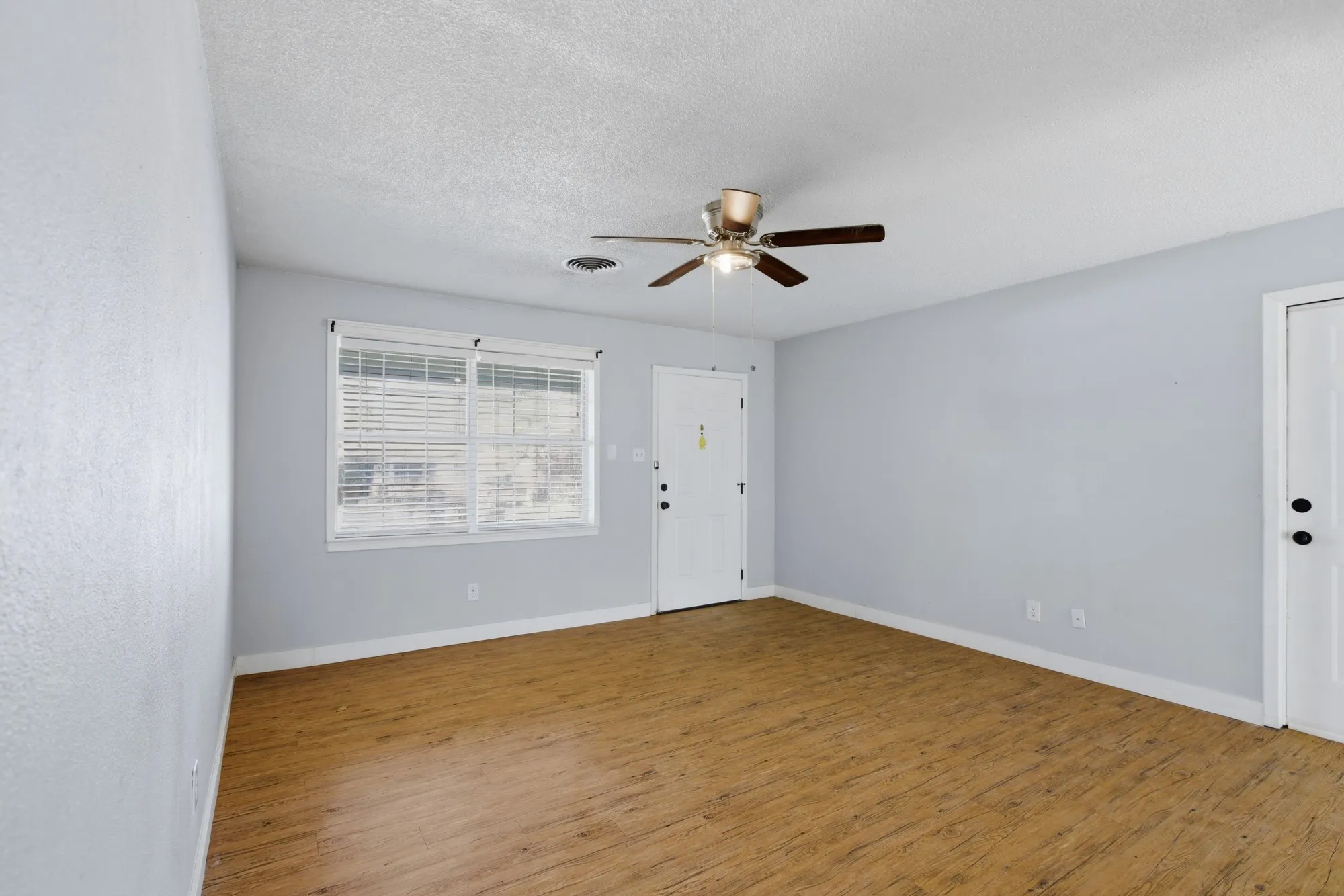 Single Family Residence For Sale in Hunt County , 6509 Finch Drive, Greenville, Texas 75402, 3 Bedroom, 1 Bathroom, 2 Garage spaces, 1,038 Sqft, built in 1975, mls#21215306, Real Estate Agent in Greenville, Homes For Sale in Hunt county, Homes For Sale in Greenville, Realtor in Greenville Texas, Real Estate Brokerage Independent Realty Texas, Luminita Cordes Realtor