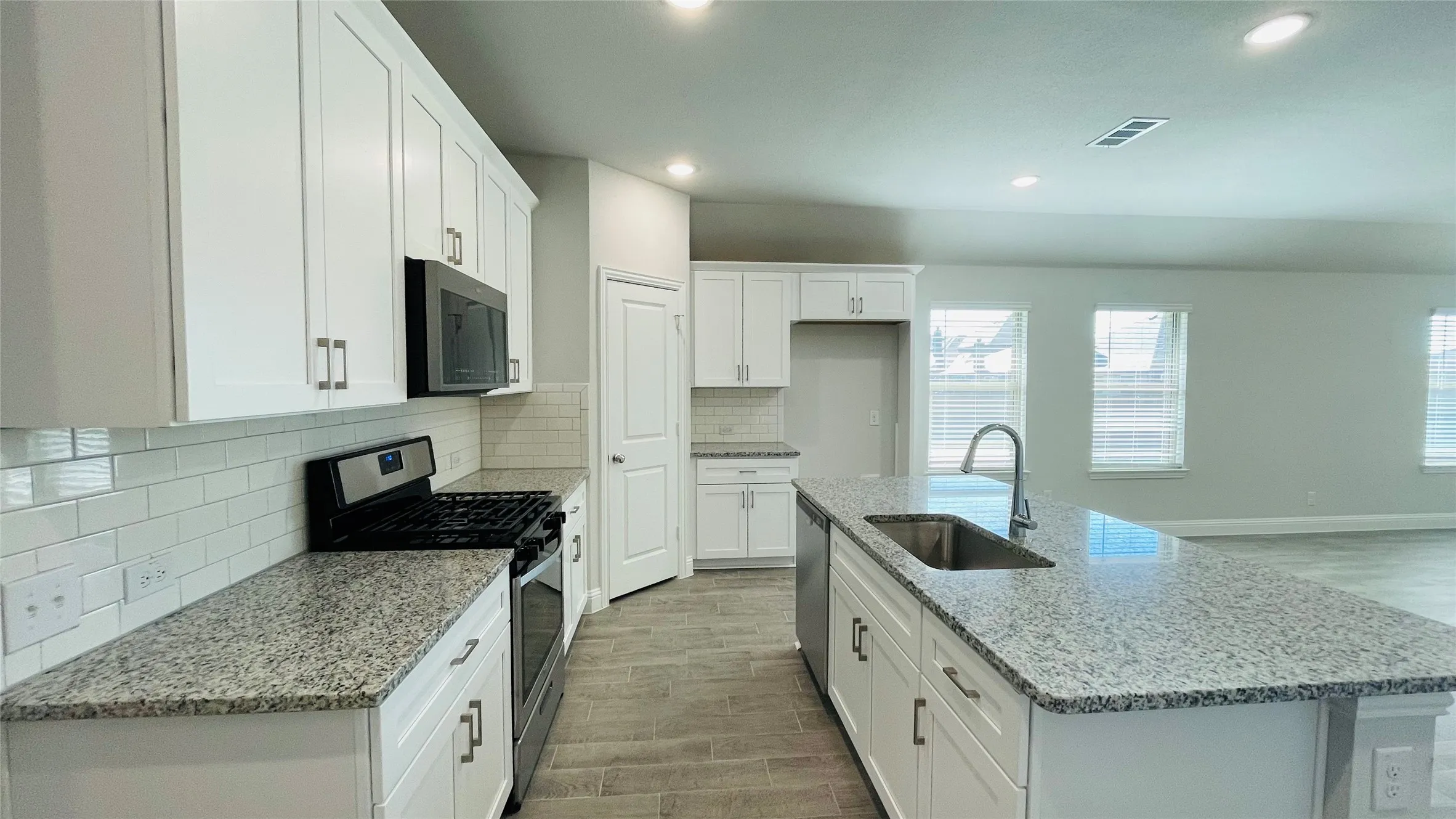 Single Family Residence For Sale in Kaufman County , 2131 Erika Lane, Forney, Texas 75126, 4 Bedroom, 2 Bathroom, 2 Garage spaces, 1,981 Sqft, built in 2021, Preowned, mls#21215296, Real Estate Agent in Forney, Homes For Sale in Kaufman county, Homes For Sale in Forney, Realtor in Forney Texas, Real Estate Brokerage Independent Realty Texas, Luminita Cordes Realtor