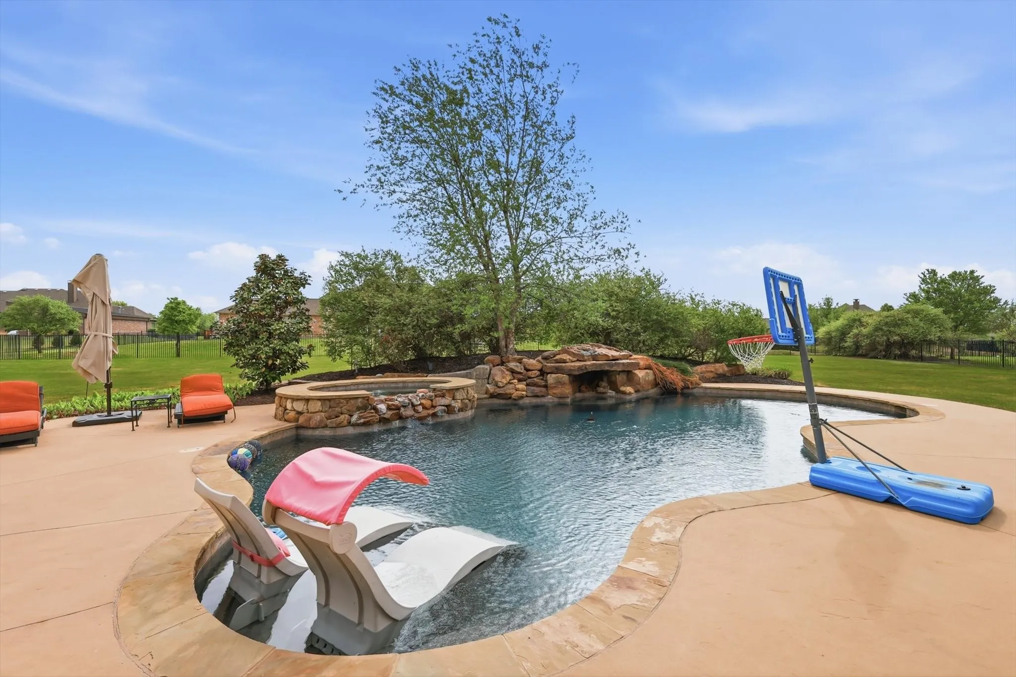 Integrated pool / hot tub featuring a patio area