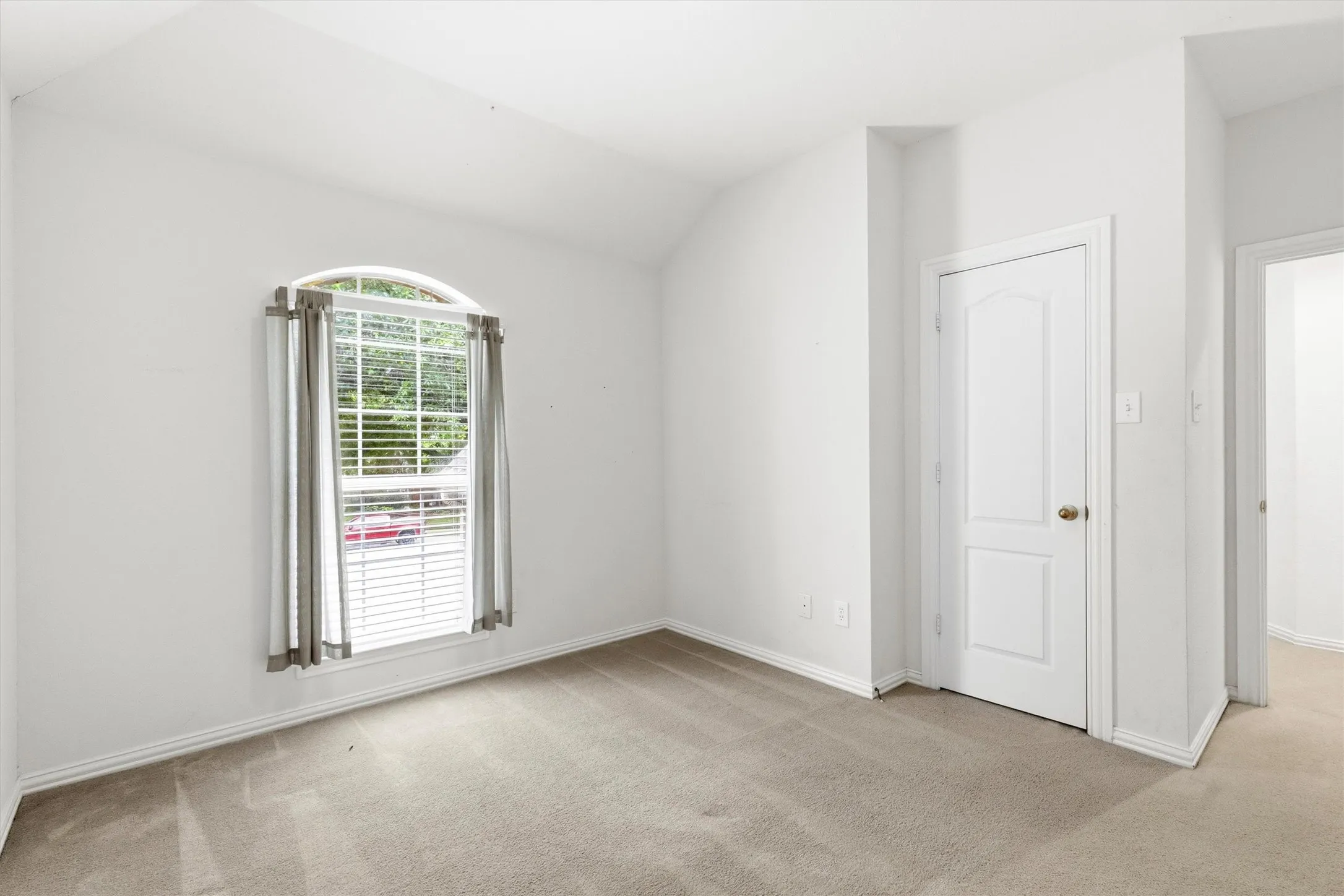 Single Family Residence For Sale in Dallas County , 6010 Troon Circle, Garland, Texas 75044, 4 Bedroom, 4 Bathroom, 2 Garage spaces, 3,420 Sqft, built in 1994, mls#21215171, Real Estate Agent in Garland, Homes For Sale in Dallas county, Homes For Sale in Garland, Realtor in Garland Texas, Real Estate Brokerage Independent Realty Texas, Luminita Cordes Realtor
