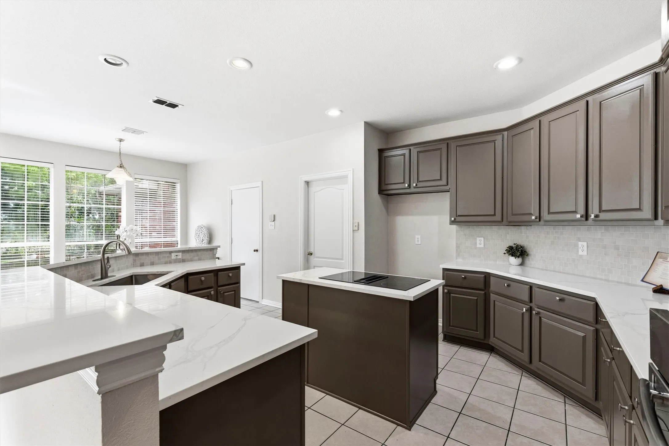 Single Family Residence For Sale in Dallas County , 6010 Troon Circle, Garland, Texas 75044, 4 Bedroom, 4 Bathroom, 2 Garage spaces, 3,420 Sqft, built in 1994, mls#21215171, Real Estate Agent in Garland, Homes For Sale in Dallas county, Homes For Sale in Garland, Realtor in Garland Texas, Real Estate Brokerage Independent Realty Texas, Luminita Cordes Realtor