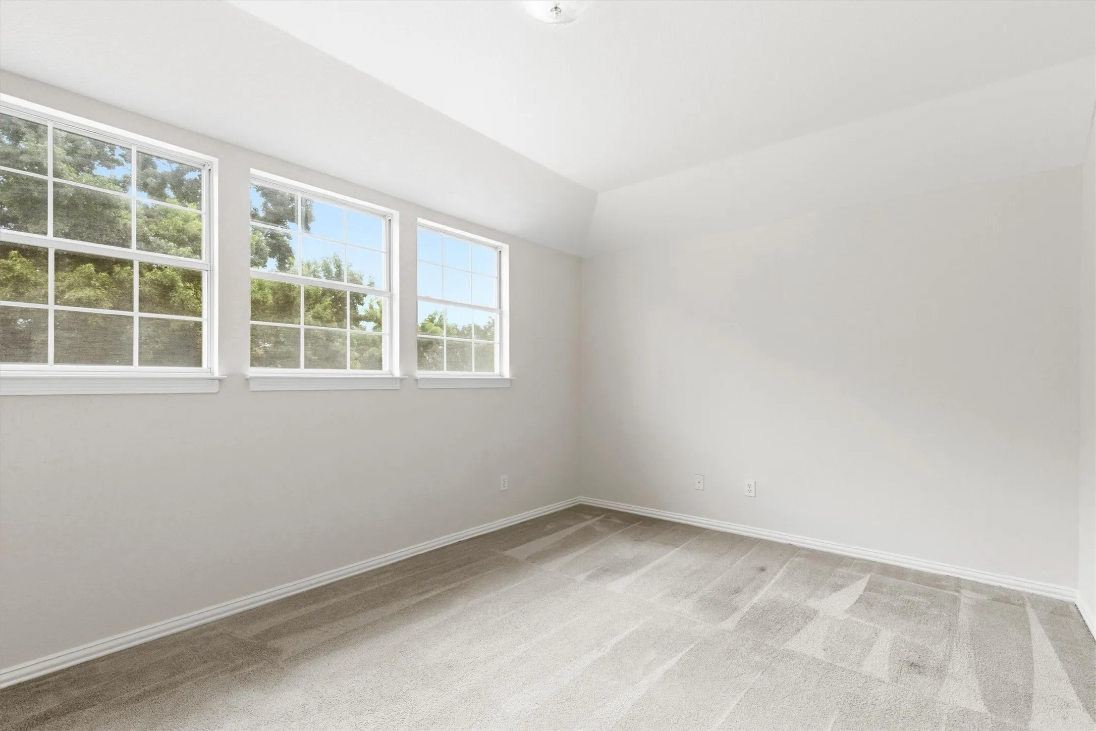 Single Family Residence For Sale in Dallas County , 6010 Troon Circle, Garland, Texas 75044, 4 Bedroom, 4 Bathroom, 2 Garage spaces, 3,420 Sqft, built in 1994, mls#21215171, Real Estate Agent in Garland, Homes For Sale in Dallas county, Homes For Sale in Garland, Realtor in Garland Texas, Real Estate Brokerage Independent Realty Texas, Luminita Cordes Realtor