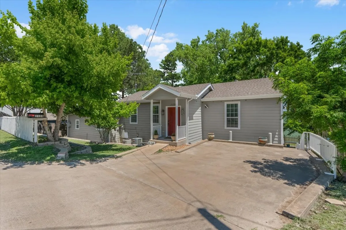 Single story home with a shingled roof