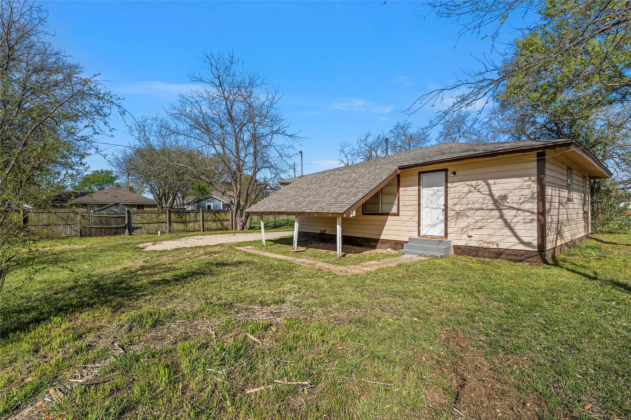 Single Family Residence For Sale in Mc Lennan County , 915 Faulkner Lane, Waco, Texas 76704, 3 Bedroom, 1 Bathroom, Garage spaces, 968 Sqft, built in 1964, mls#21214308, Real Estate Agent in Waco, Homes For Sale in Mc Lennan county, Homes For Sale in Waco, Realtor in Waco Texas, Real Estate Brokerage Independent Realty Texas, Luminita Cordes Realtor