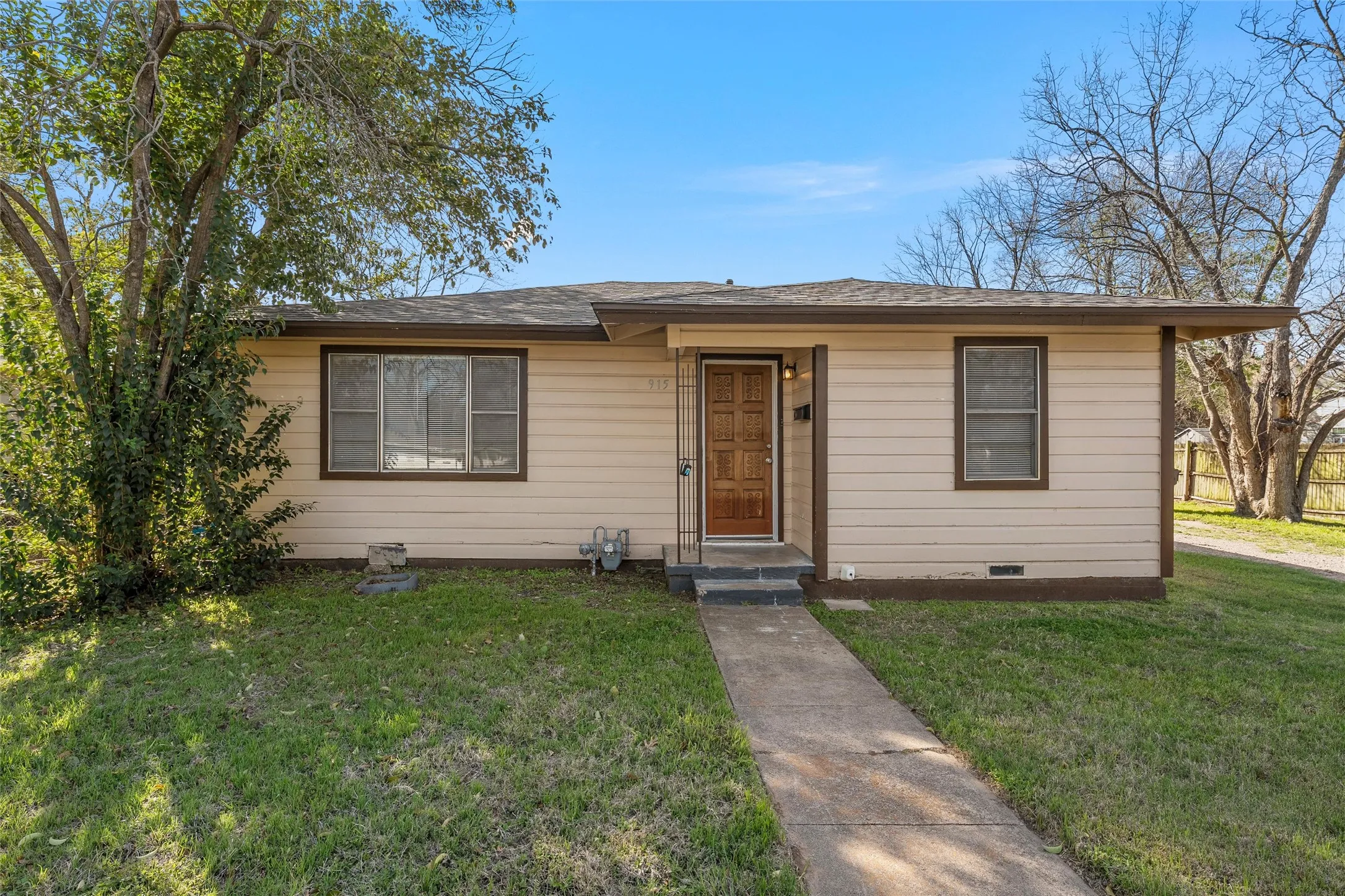 Single Family Residence For Sale in Mc Lennan County , 915 Faulkner Lane, Waco, Texas 76704, 3 Bedroom, 1 Bathroom, Garage spaces, 968 Sqft, built in 1964, mls#21214308, Real Estate Agent in Waco, Homes For Sale in Mc Lennan county, Homes For Sale in Waco, Realtor in Waco Texas, Real Estate Brokerage Independent Realty Texas, Luminita Cordes Realtor