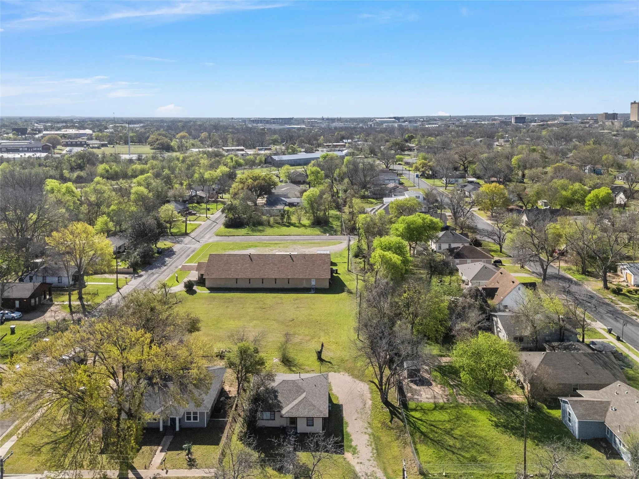 Single Family Residence For Sale in Mc Lennan County , 915 Faulkner Lane, Waco, Texas 76704, 3 Bedroom, 1 Bathroom, Garage spaces, 968 Sqft, built in 1964, mls#21214308, Real Estate Agent in Waco, Homes For Sale in Mc Lennan county, Homes For Sale in Waco, Realtor in Waco Texas, Real Estate Brokerage Independent Realty Texas, Luminita Cordes Realtor