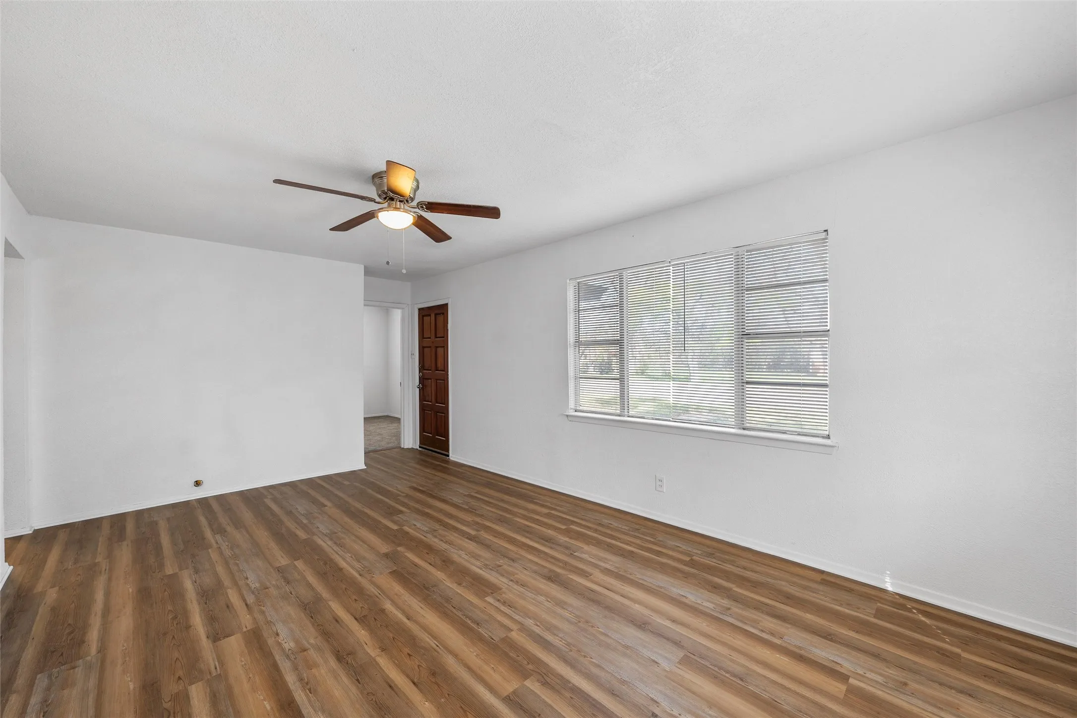 Single Family Residence For Sale in Mc Lennan County , 915 Faulkner Lane, Waco, Texas 76704, 3 Bedroom, 1 Bathroom, Garage spaces, 968 Sqft, built in 1964, mls#21214308, Real Estate Agent in Waco, Homes For Sale in Mc Lennan county, Homes For Sale in Waco, Realtor in Waco Texas, Real Estate Brokerage Independent Realty Texas, Luminita Cordes Realtor