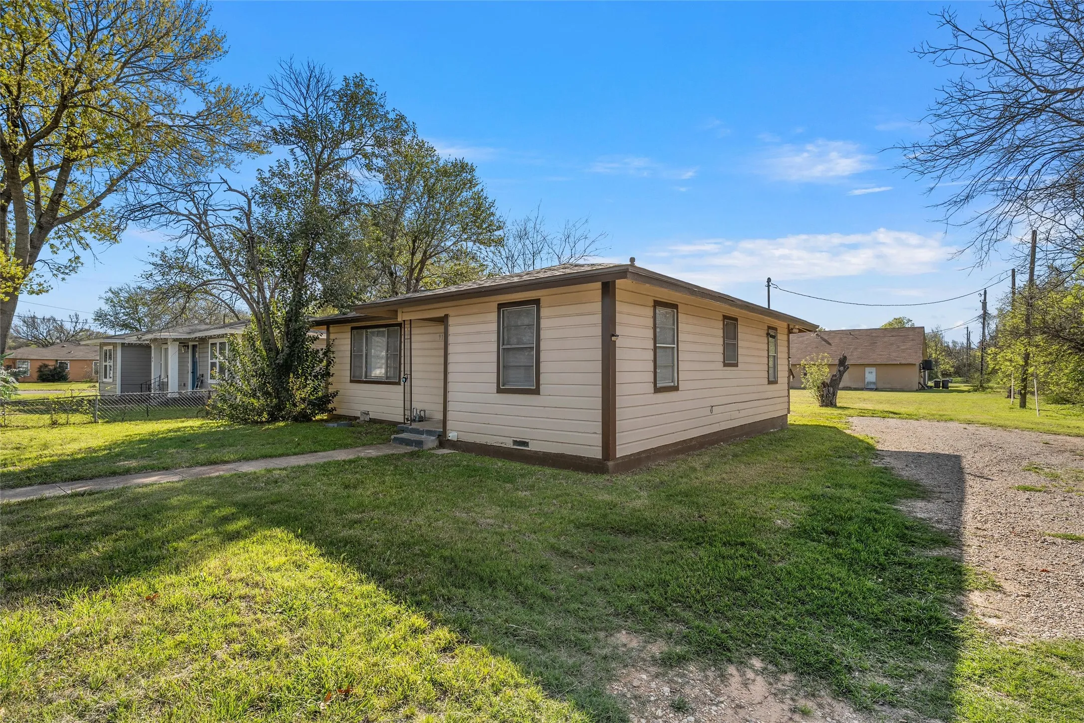 Single Family Residence For Sale in Mc Lennan County , 915 Faulkner Lane, Waco, Texas 76704, 3 Bedroom, 1 Bathroom, Garage spaces, 968 Sqft, built in 1964, mls#21214308, Real Estate Agent in Waco, Homes For Sale in Mc Lennan county, Homes For Sale in Waco, Realtor in Waco Texas, Real Estate Brokerage Independent Realty Texas, Luminita Cordes Realtor
