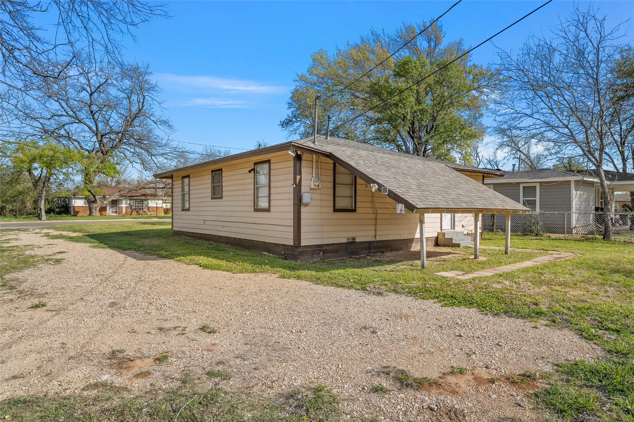 Single Family Residence For Sale in Mc Lennan County , 915 Faulkner Lane, Waco, Texas 76704, 3 Bedroom, 1 Bathroom, Garage spaces, 968 Sqft, built in 1964, mls#21214308, Real Estate Agent in Waco, Homes For Sale in Mc Lennan county, Homes For Sale in Waco, Realtor in Waco Texas, Real Estate Brokerage Independent Realty Texas, Luminita Cordes Realtor