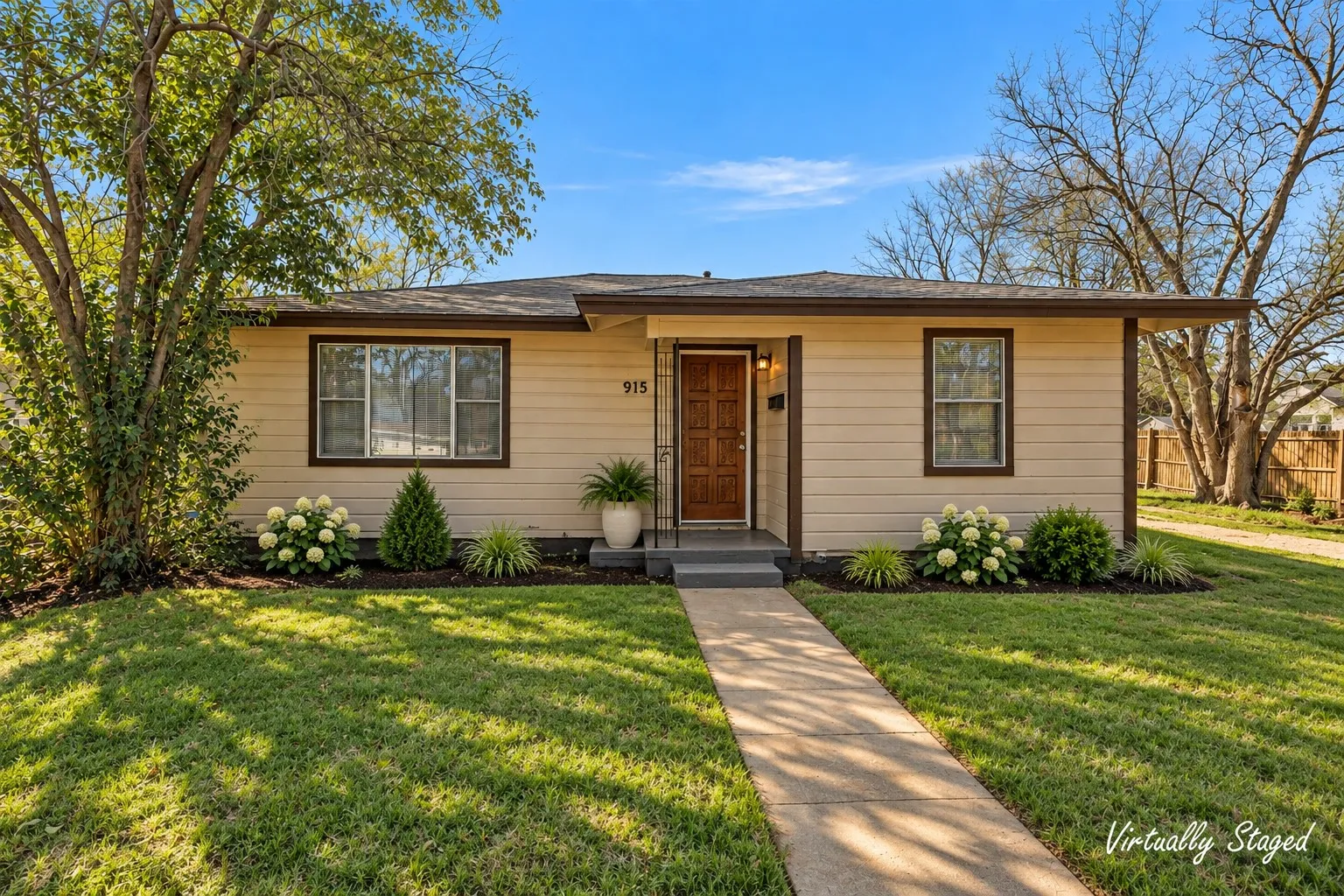 Single Family Residence For Sale in Mc Lennan County , 915 Faulkner Lane, Waco, Texas 76704, 3 Bedroom, 1 Bathroom, Garage spaces, 968 Sqft, built in 1964, mls#21214308, Real Estate Agent in Waco, Homes For Sale in Mc Lennan county, Homes For Sale in Waco, Realtor in Waco Texas, Real Estate Brokerage Independent Realty Texas, Luminita Cordes Realtor