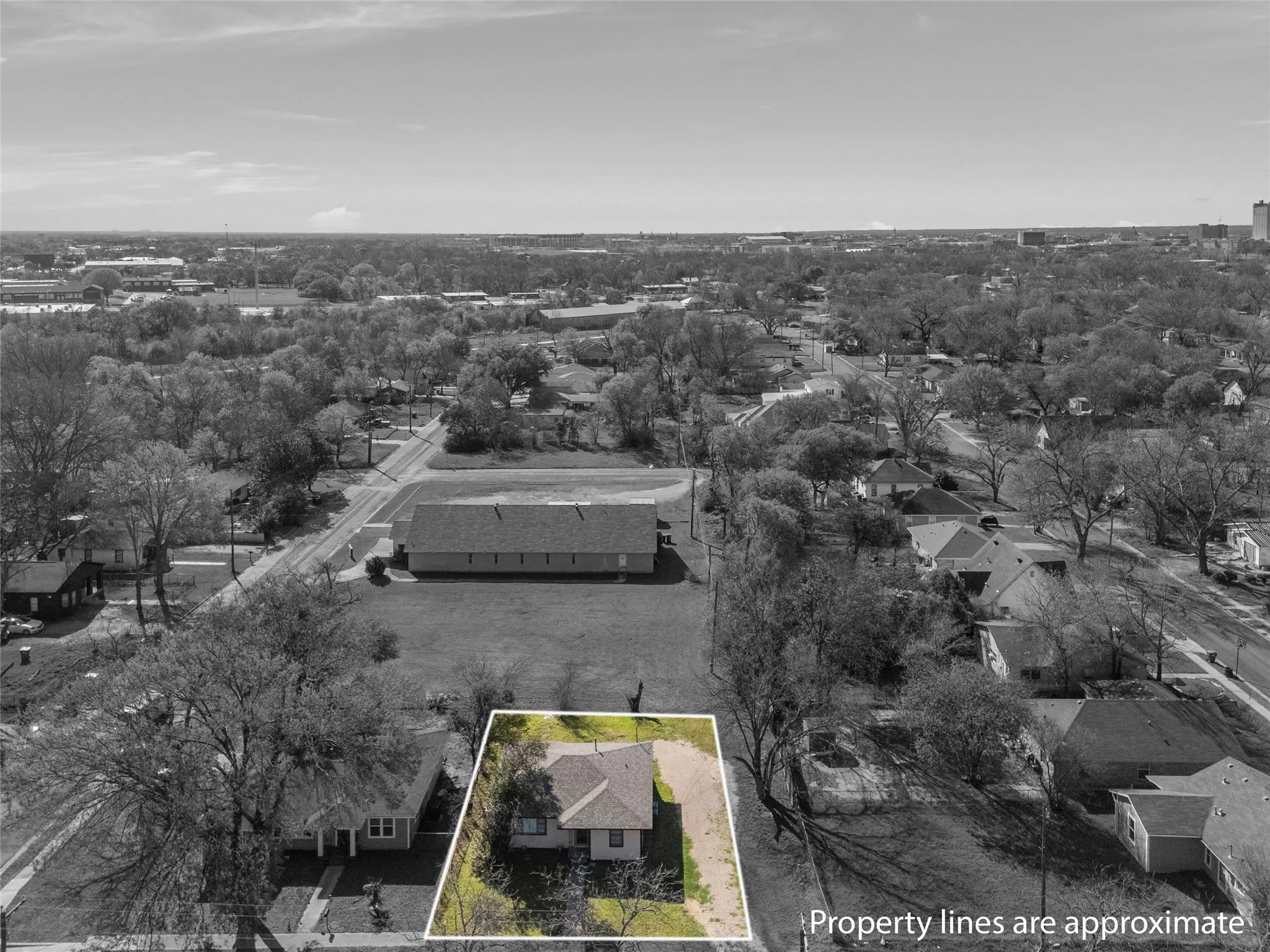 Single Family Residence For Sale in Mc Lennan County , 915 Faulkner Lane, Waco, Texas 76704, 3 Bedroom, 1 Bathroom, Garage spaces, 968 Sqft, built in 1964, mls#21214308, Real Estate Agent in Waco, Homes For Sale in Mc Lennan county, Homes For Sale in Waco, Realtor in Waco Texas, Real Estate Brokerage Independent Realty Texas, Luminita Cordes Realtor
