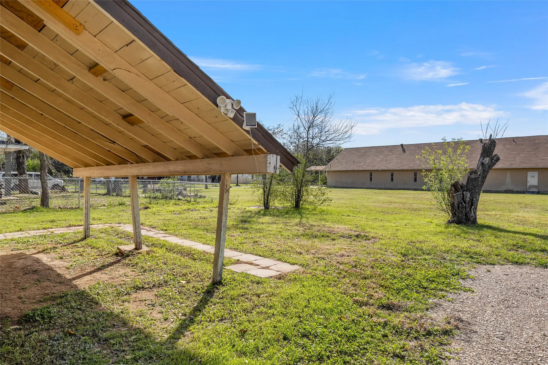 Single Family Residence For Sale in Mc Lennan County , 915 Faulkner Lane, Waco, Texas 76704, 3 Bedroom, 1 Bathroom, Garage spaces, 968 Sqft, built in 1964, mls#21214308, Real Estate Agent in Waco, Homes For Sale in Mc Lennan county, Homes For Sale in Waco, Realtor in Waco Texas, Real Estate Brokerage Independent Realty Texas, Luminita Cordes Realtor