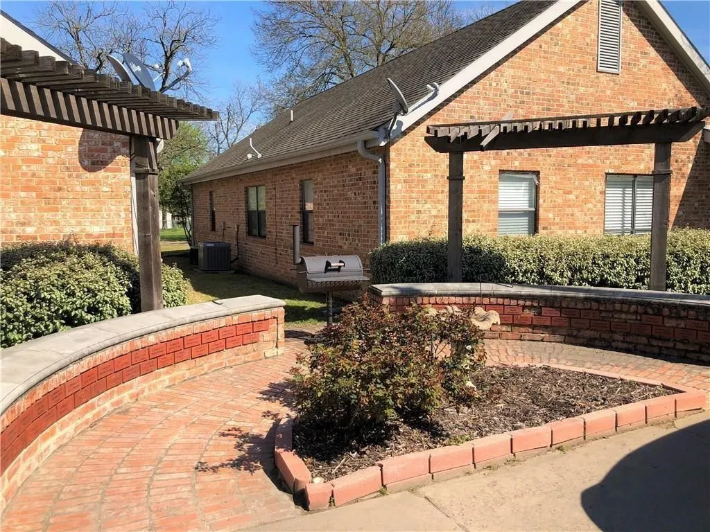 Apartment For Rent in Kaufman County , 503 N WASHINGTON Street A, Kaufman, Texas 75142, 1 Bedroom, 1 Bathroom, Garage spaces, 11,548 Sqft, built in 1996, Preowned, mls#21215514, Real Estate Agent in Kaufman, Homes For Rent in Kaufman county, Homes For Rent in Kaufman, Realtor in Kaufman Texas, Real Estate Brokerage Independent Realty Texas, Luminita Cordes Realtor