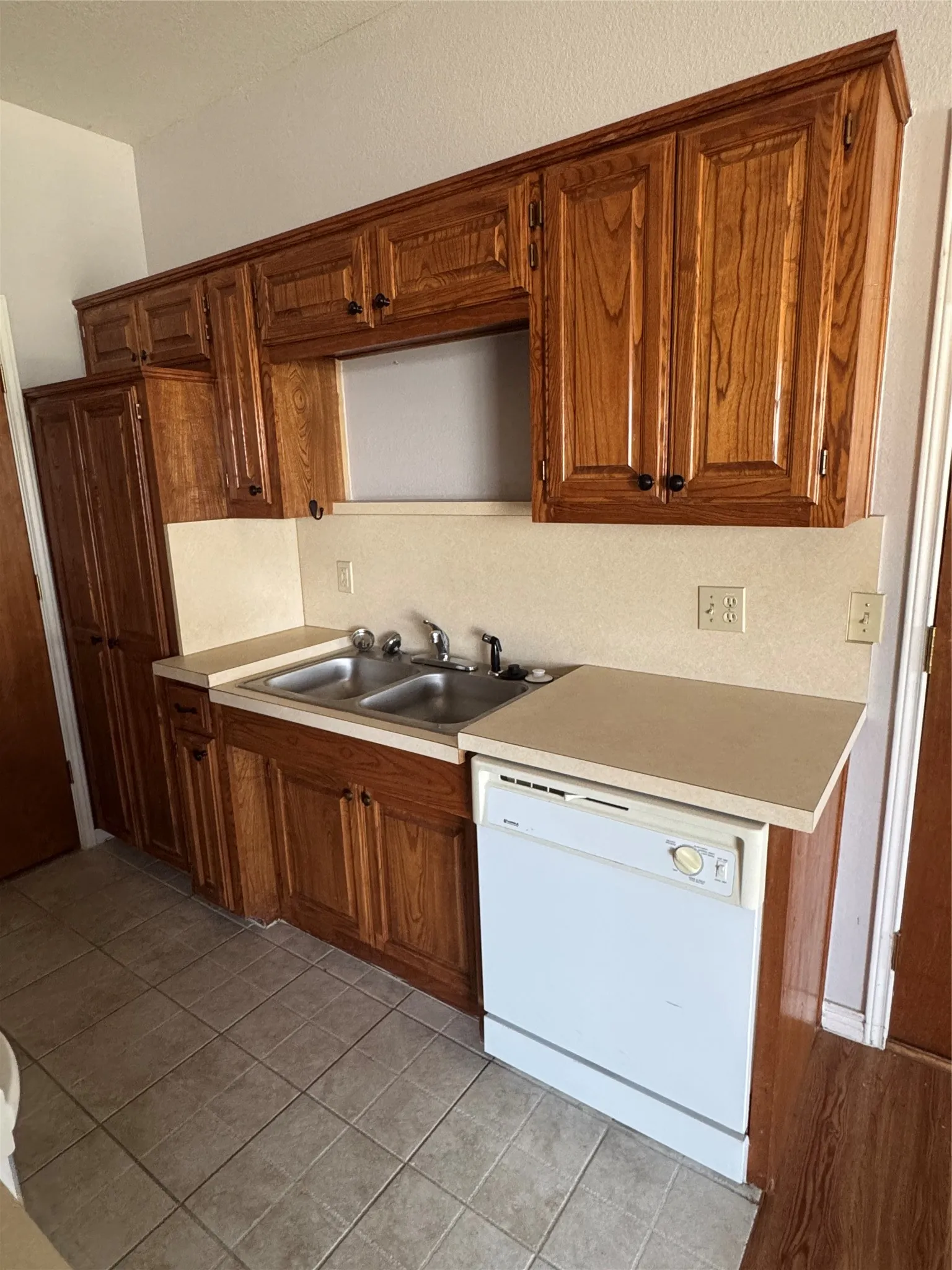 Apartment For Rent in Kaufman County , 503 N WASHINGTON Street A, Kaufman, Texas 75142, 1 Bedroom, 1 Bathroom, Garage spaces, 11,548 Sqft, built in 1996, Preowned, mls#21215514, Real Estate Agent in Kaufman, Homes For Rent in Kaufman county, Homes For Rent in Kaufman, Realtor in Kaufman Texas, Real Estate Brokerage Independent Realty Texas, Luminita Cordes Realtor