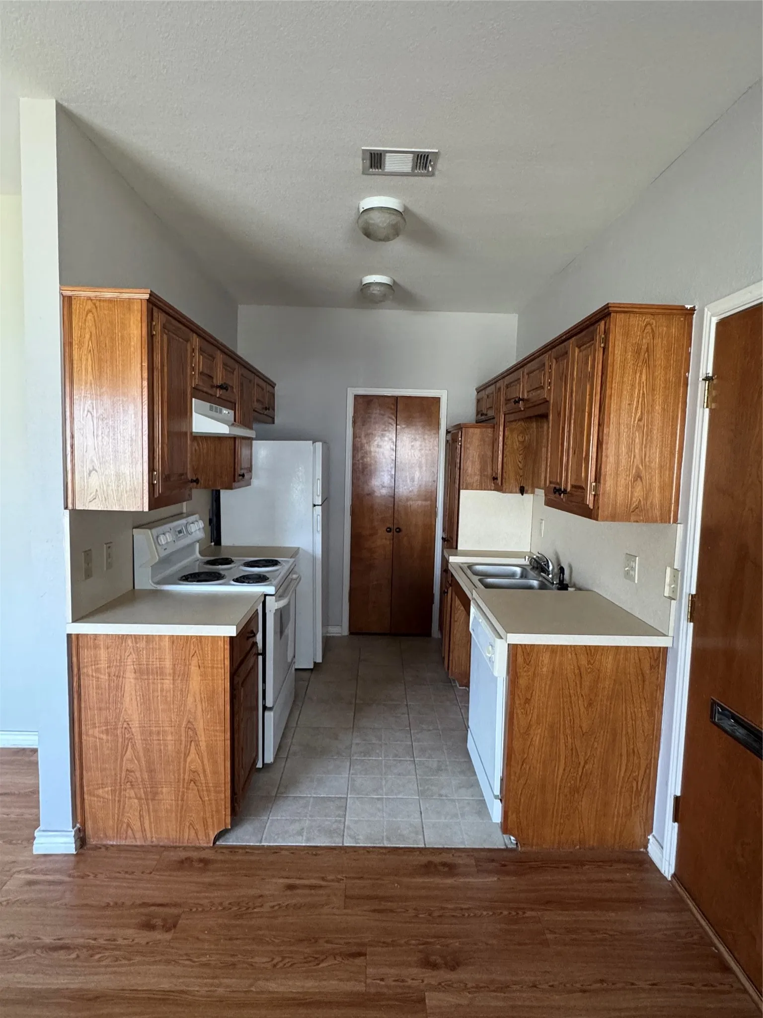 Apartment For Rent in Kaufman County , 503 N WASHINGTON Street A, Kaufman, Texas 75142, 1 Bedroom, 1 Bathroom, Garage spaces, 11,548 Sqft, built in 1996, Preowned, mls#21215514, Real Estate Agent in Kaufman, Homes For Rent in Kaufman county, Homes For Rent in Kaufman, Realtor in Kaufman Texas, Real Estate Brokerage Independent Realty Texas, Luminita Cordes Realtor