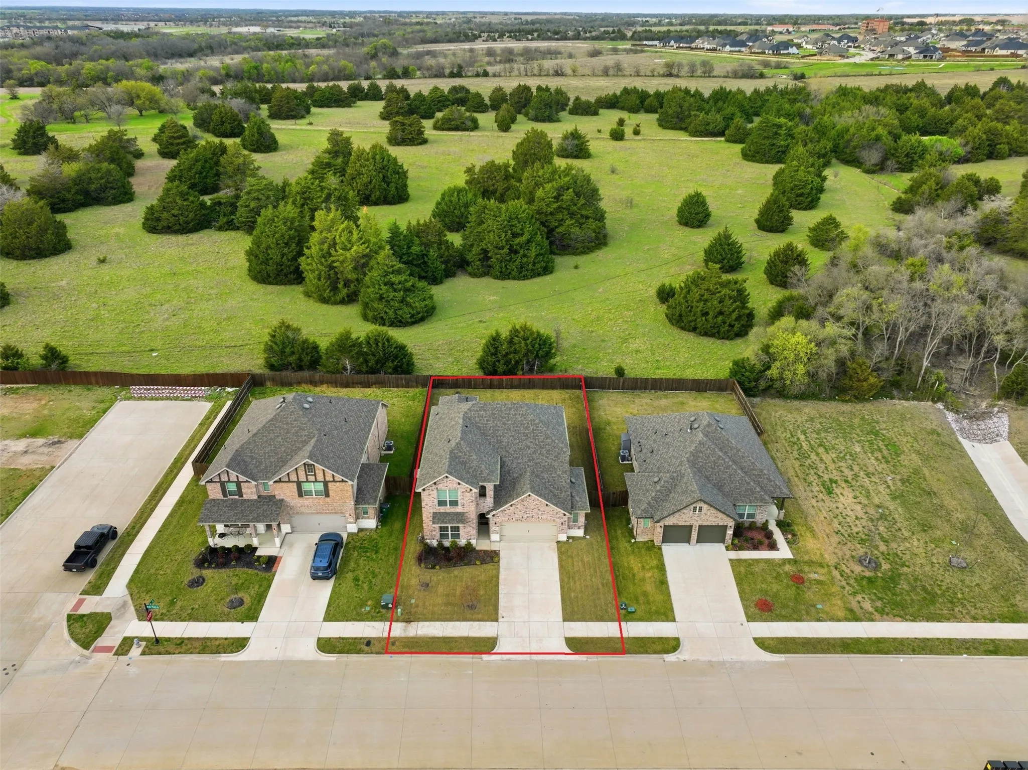 Aerial view of residential area featuring property parcel outlined