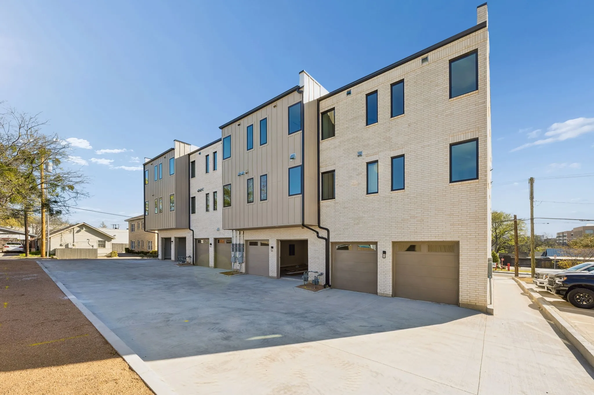 Townhouse For Sale in Collin County , 122 S Church Street, Mc Kinney, Texas 75069, 4 Bedroom, 5 Bathroom, 2 Garage spaces, 3,360 Sqft, built in 2026, New Construction - Complete, mls#21214947, Real Estate Agent in Mc Kinney, Homes For Sale in Collin county, Homes For Sale in Mc Kinney, Realtor in Mc Kinney Texas, Real Estate Brokerage Independent Realty Texas, Luminita Cordes Realtor