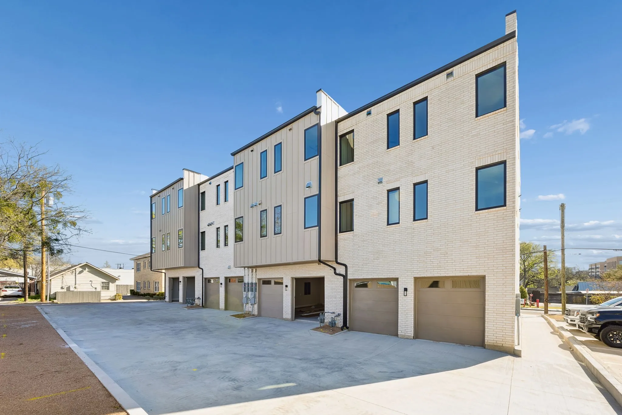Townhouse For Sale in Collin County , 118 S Church Street, Mc Kinney, Texas 75069, 4 Bedroom, 5 Bathroom, 2 Garage spaces, 3,360 Sqft, built in 2026, mls#21215617, Real Estate Agent in Mc Kinney, Homes For Sale in Collin county, Homes For Sale in Mc Kinney, Realtor in Mc Kinney Texas, Real Estate Brokerage Independent Realty Texas, Luminita Cordes Realtor