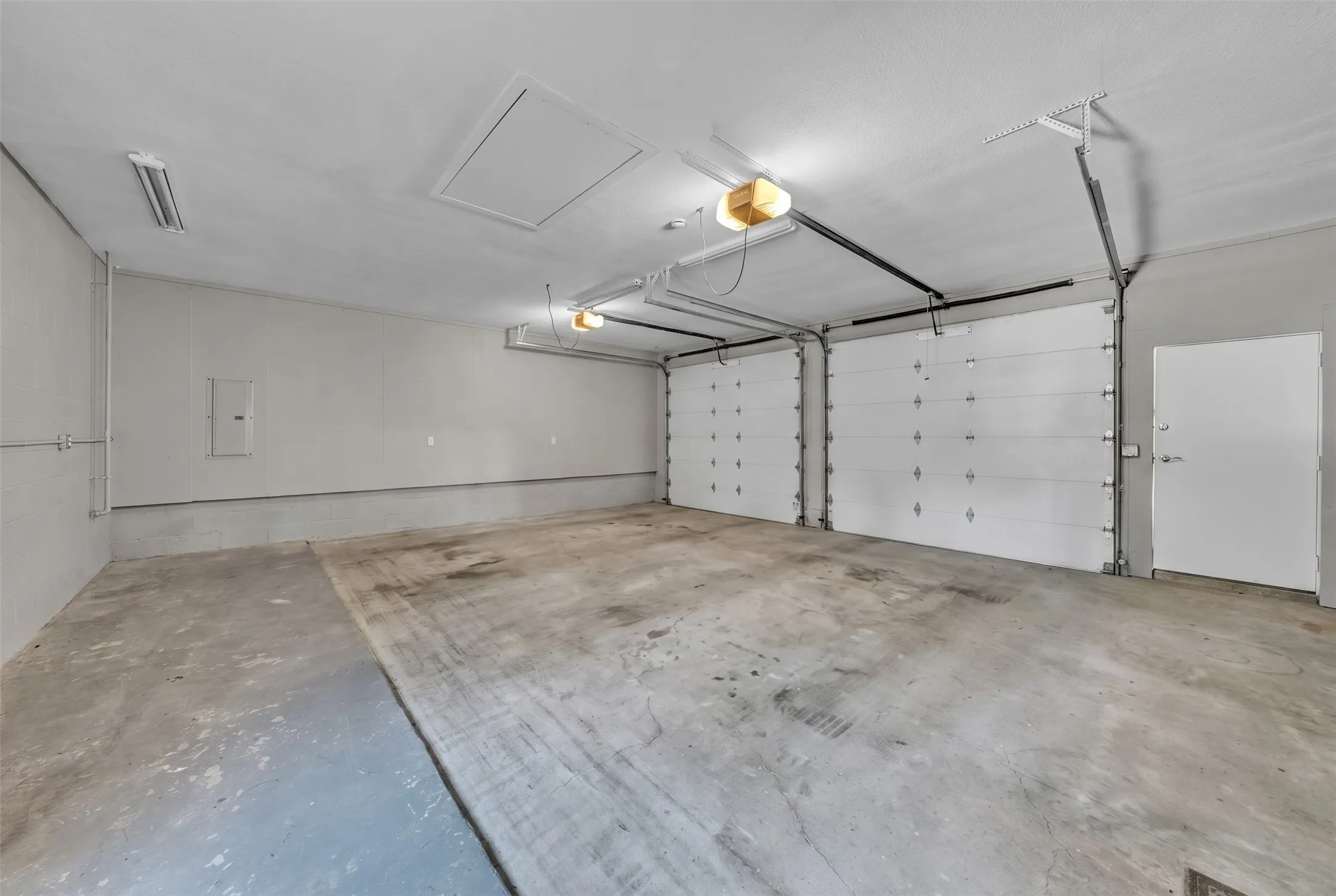 Single Family Residence For Sale in Johnson County , 9805 Eldorado Drive, Burleson, Texas 76028, 3 Bedroom, 3 Bathroom, 6 Garage spaces, 2,830 Sqft, built in 2001, Preowned, mls#21211453, Real Estate Agent in Burleson, Homes For Sale in Johnson county, Homes For Sale in Burleson, Realtor in Burleson Texas, Real Estate Brokerage Independent Realty Texas, Luminita Cordes Realtor