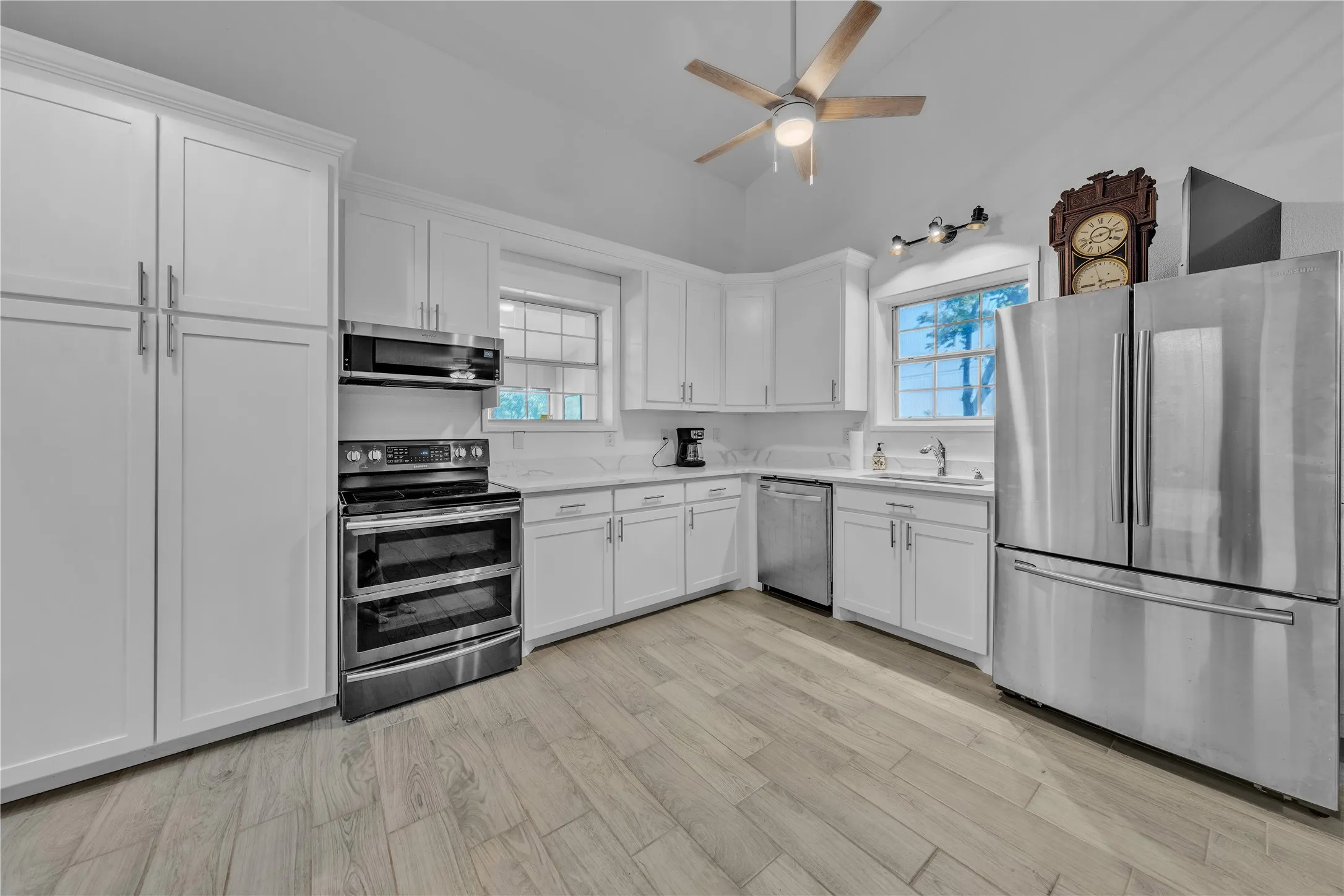 Single Family Residence For Sale in Johnson County , 9805 Eldorado Drive, Burleson, Texas 76028, 3 Bedroom, 3 Bathroom, 6 Garage spaces, 2,830 Sqft, built in 2001, Preowned, mls#21211453, Real Estate Agent in Burleson, Homes For Sale in Johnson county, Homes For Sale in Burleson, Realtor in Burleson Texas, Real Estate Brokerage Independent Realty Texas, Luminita Cordes Realtor