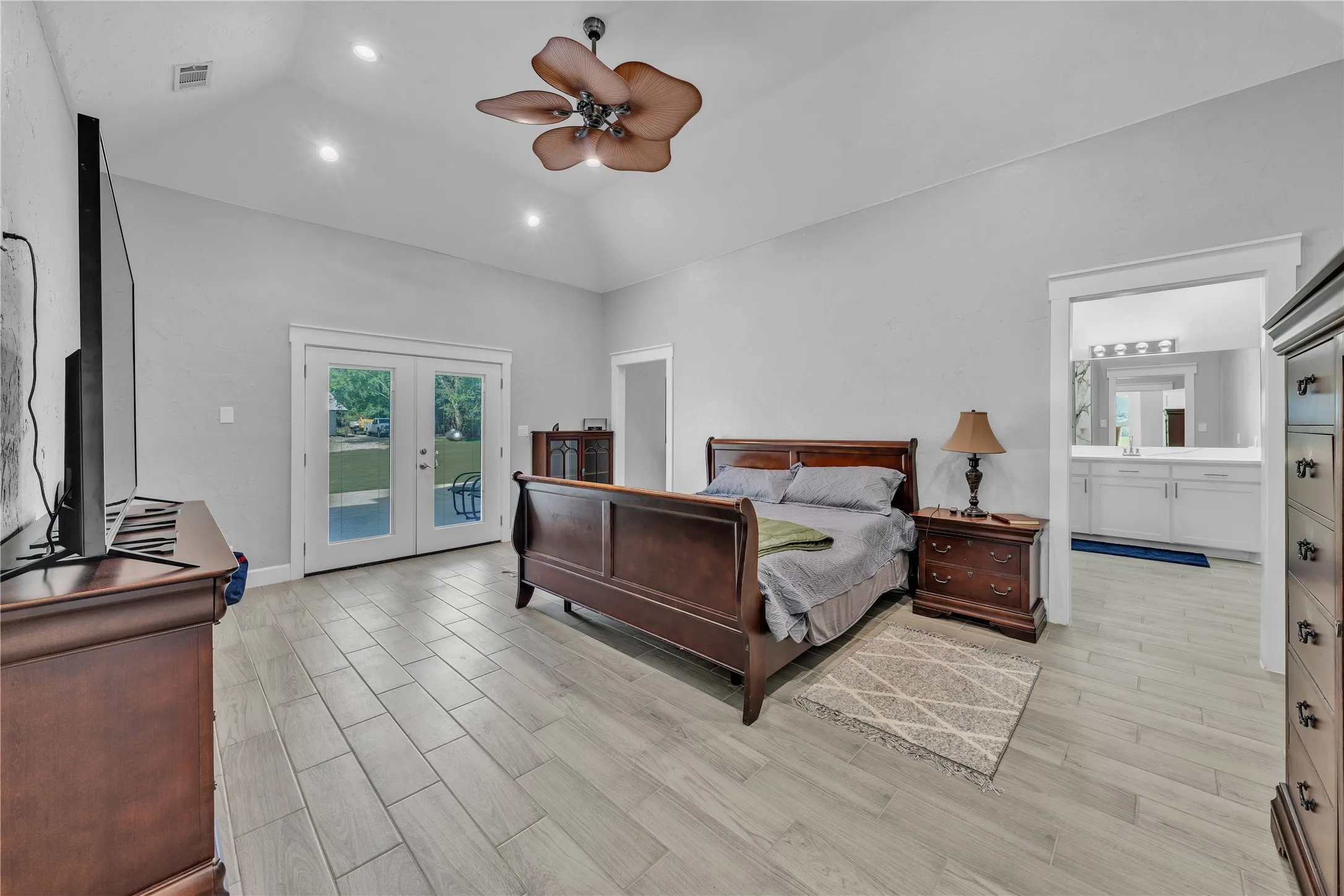 Single Family Residence For Sale in Johnson County , 9805 Eldorado Drive, Burleson, Texas 76028, 3 Bedroom, 3 Bathroom, 6 Garage spaces, 2,830 Sqft, built in 2001, Preowned, mls#21211453, Real Estate Agent in Burleson, Homes For Sale in Johnson county, Homes For Sale in Burleson, Realtor in Burleson Texas, Real Estate Brokerage Independent Realty Texas, Luminita Cordes Realtor