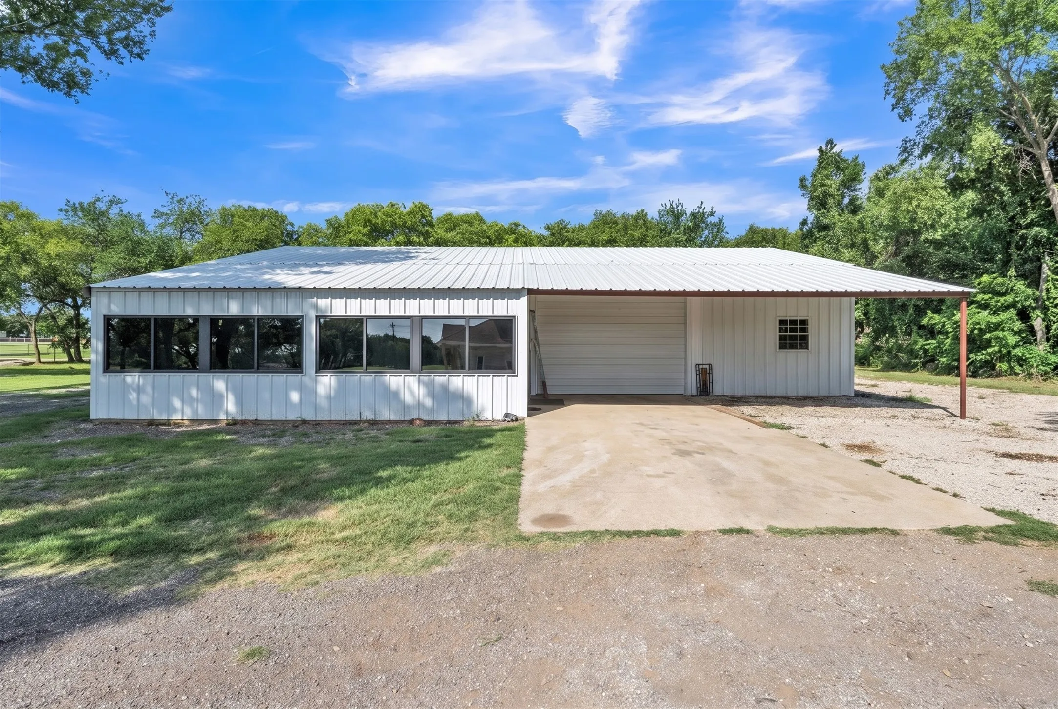 Single Family Residence For Sale in Johnson County , 9805 Eldorado Drive, Burleson, Texas 76028, 3 Bedroom, 3 Bathroom, 6 Garage spaces, 2,830 Sqft, built in 2001, Preowned, mls#21211453, Real Estate Agent in Burleson, Homes For Sale in Johnson county, Homes For Sale in Burleson, Realtor in Burleson Texas, Real Estate Brokerage Independent Realty Texas, Luminita Cordes Realtor
