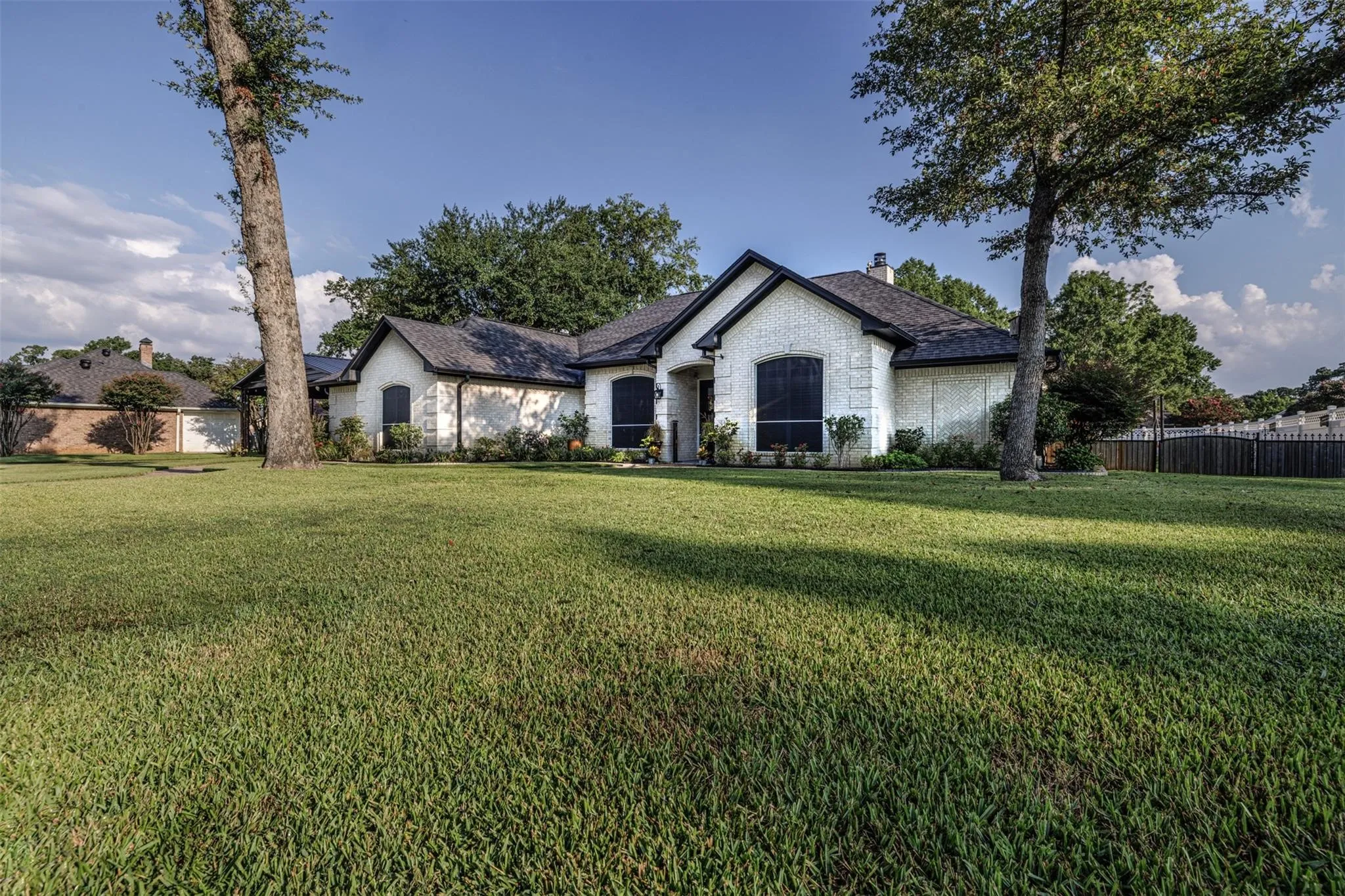 Single Family Residence For Sale in Smith County , 106 Graham Lane, Bullard, Texas 75757, 3 Bedroom, 3 Bathroom, 3 Garage spaces, 2,505 Sqft, built in 2000, mls#21215722, Real Estate Agent in Bullard, Homes For Sale in Smith county, Homes For Sale in Bullard, Realtor in Bullard Texas, Real Estate Brokerage Independent Realty Texas, Luminita Cordes Realtor