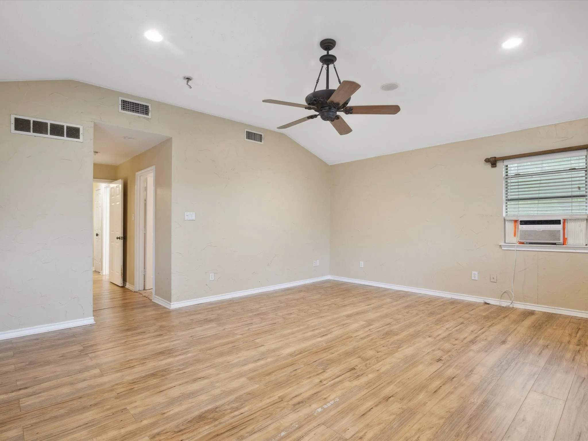Single Family Residence For Sale in Ellis County , 1302 Forreston Road, Waxahachie, Texas 75165, 3 Bedroom, 3 Bathroom, 2 Garage spaces, 2,888 Sqft, built in 1966, Preowned, mls#21215468, Real Estate Agent in Waxahachie, Homes For Sale in Ellis county, Homes For Sale in Waxahachie, Realtor in Waxahachie Texas, Real Estate Brokerage Independent Realty Texas, Luminita Cordes Realtor