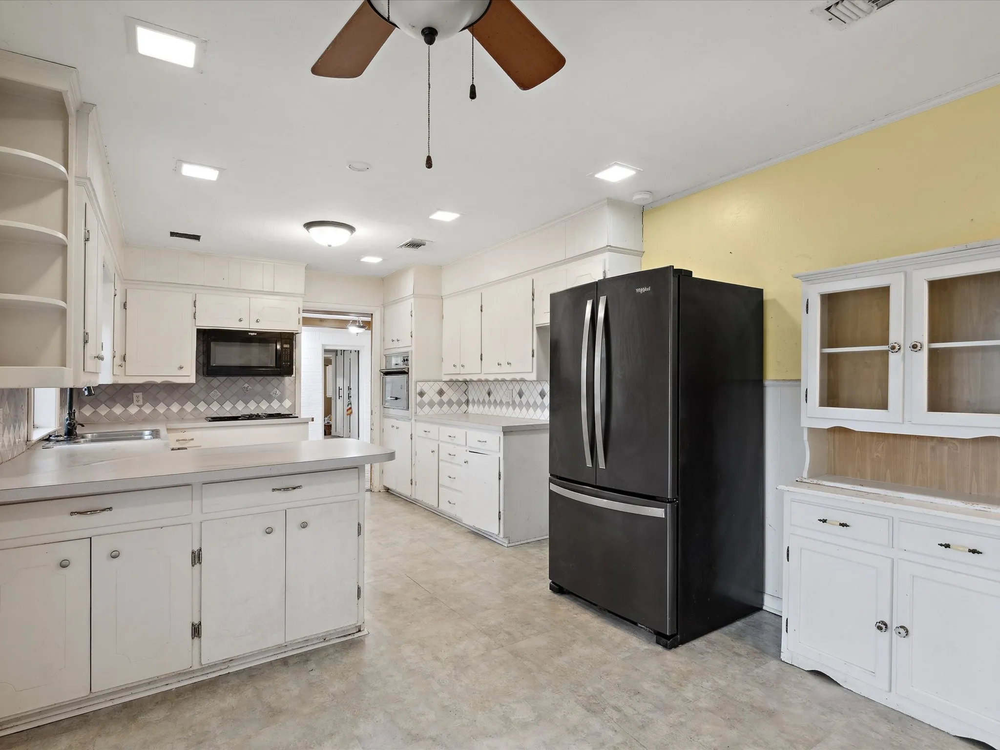 Single Family Residence For Sale in Ellis County , 1302 Forreston Road, Waxahachie, Texas 75165, 3 Bedroom, 3 Bathroom, 2 Garage spaces, 2,888 Sqft, built in 1966, Preowned, mls#21215468, Real Estate Agent in Waxahachie, Homes For Sale in Ellis county, Homes For Sale in Waxahachie, Realtor in Waxahachie Texas, Real Estate Brokerage Independent Realty Texas, Luminita Cordes Realtor