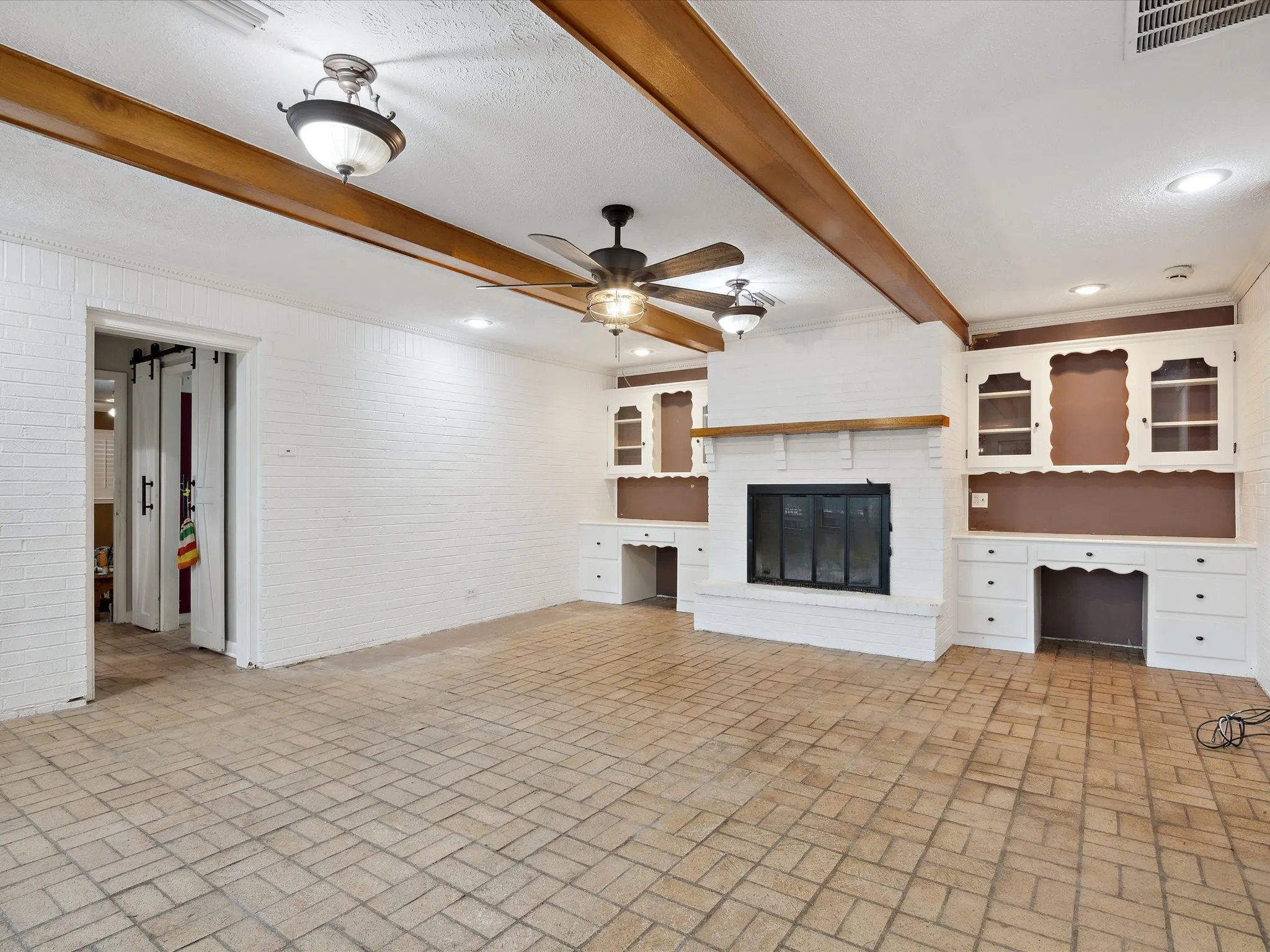 Single Family Residence For Sale in Ellis County , 1302 Forreston Road, Waxahachie, Texas 75165, 3 Bedroom, 3 Bathroom, 2 Garage spaces, 2,888 Sqft, built in 1966, Preowned, mls#21215468, Real Estate Agent in Waxahachie, Homes For Sale in Ellis county, Homes For Sale in Waxahachie, Realtor in Waxahachie Texas, Real Estate Brokerage Independent Realty Texas, Luminita Cordes Realtor