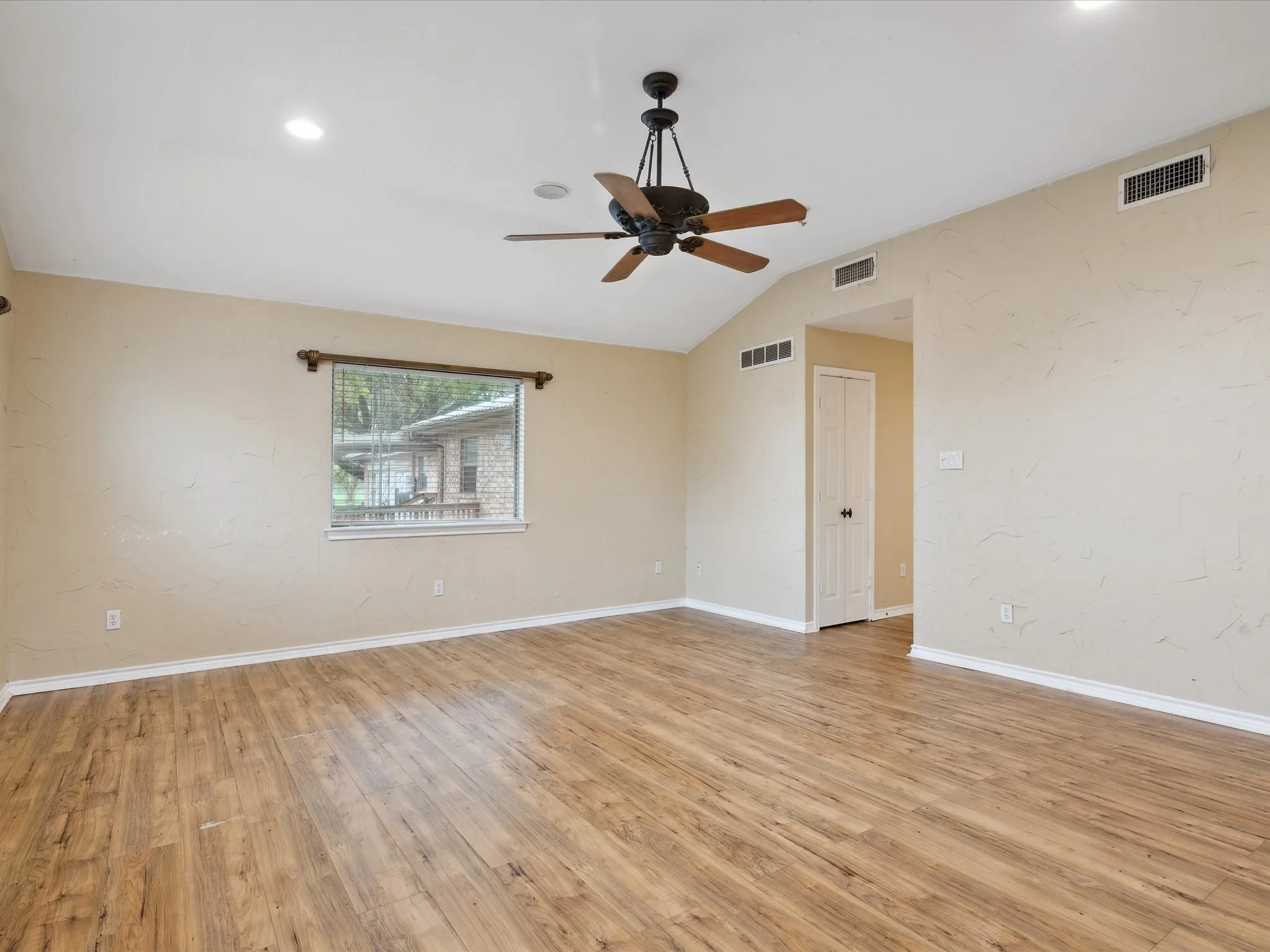 Single Family Residence For Sale in Ellis County , 1302 Forreston Road, Waxahachie, Texas 75165, 3 Bedroom, 3 Bathroom, 2 Garage spaces, 2,888 Sqft, built in 1966, Preowned, mls#21215468, Real Estate Agent in Waxahachie, Homes For Sale in Ellis county, Homes For Sale in Waxahachie, Realtor in Waxahachie Texas, Real Estate Brokerage Independent Realty Texas, Luminita Cordes Realtor
