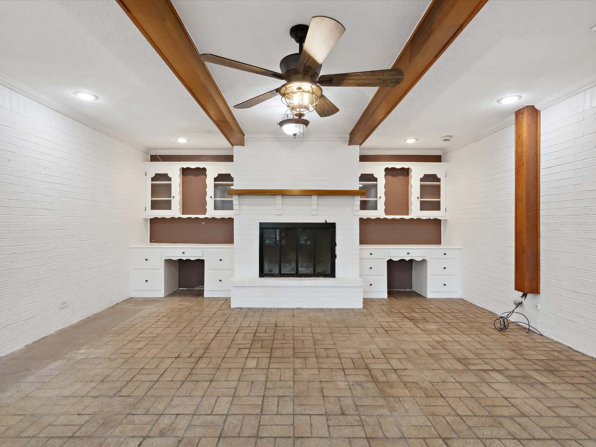 Single Family Residence For Sale in Ellis County , 1302 Forreston Road, Waxahachie, Texas 75165, 3 Bedroom, 3 Bathroom, 2 Garage spaces, 2,888 Sqft, built in 1966, Preowned, mls#21215468, Real Estate Agent in Waxahachie, Homes For Sale in Ellis county, Homes For Sale in Waxahachie, Realtor in Waxahachie Texas, Real Estate Brokerage Independent Realty Texas, Luminita Cordes Realtor