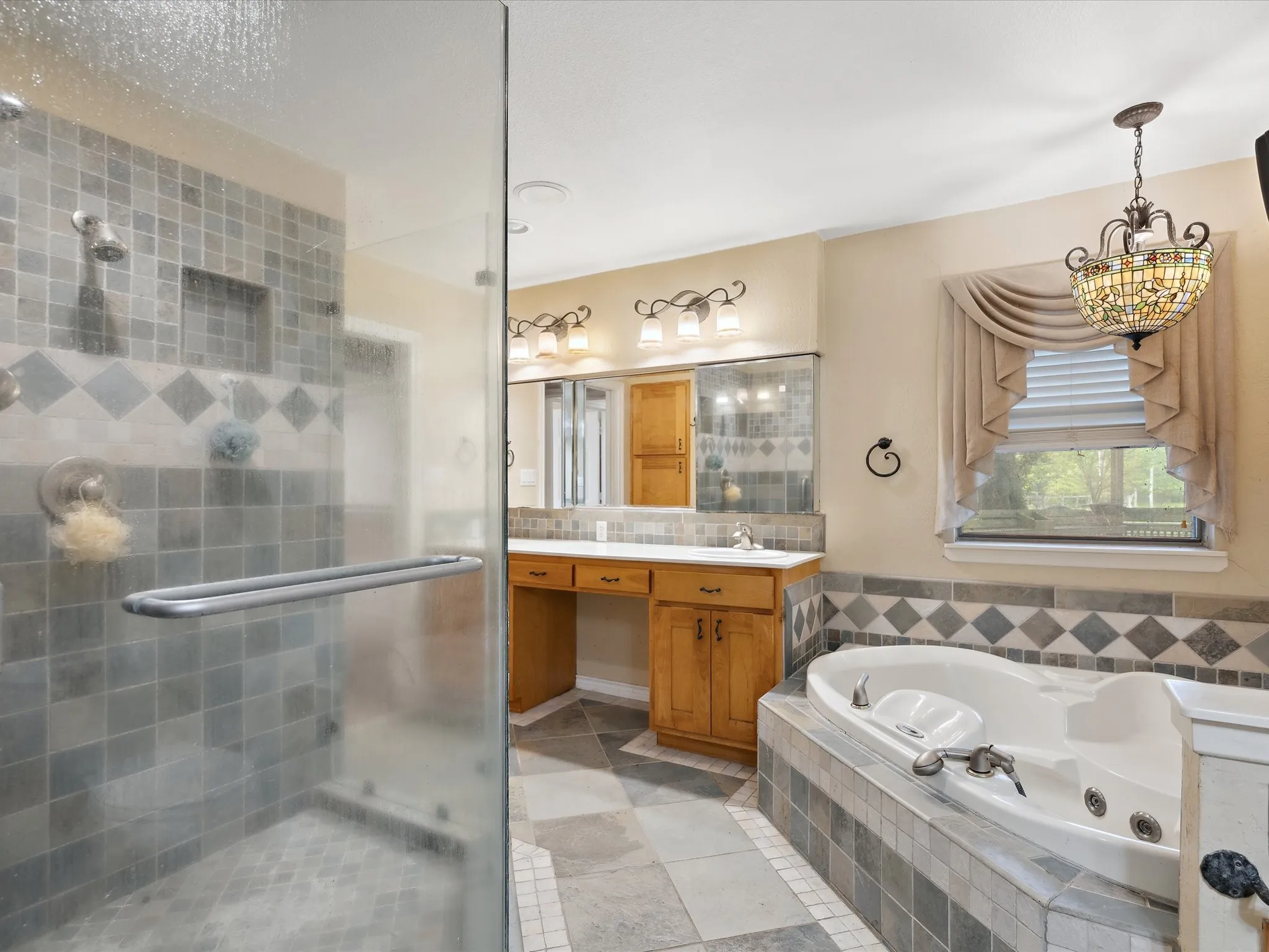 Single Family Residence For Sale in Ellis County , 1302 Forreston Road, Waxahachie, Texas 75165, 3 Bedroom, 3 Bathroom, 2 Garage spaces, 2,888 Sqft, built in 1966, Preowned, mls#21215468, Real Estate Agent in Waxahachie, Homes For Sale in Ellis county, Homes For Sale in Waxahachie, Realtor in Waxahachie Texas, Real Estate Brokerage Independent Realty Texas, Luminita Cordes Realtor