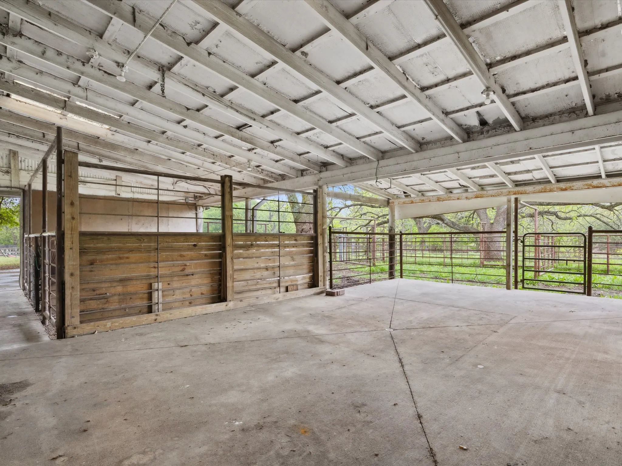 Single Family Residence For Sale in Ellis County , 1302 Forreston Road, Waxahachie, Texas 75165, 3 Bedroom, 3 Bathroom, 2 Garage spaces, 2,888 Sqft, built in 1966, Preowned, mls#21215468, Real Estate Agent in Waxahachie, Homes For Sale in Ellis county, Homes For Sale in Waxahachie, Realtor in Waxahachie Texas, Real Estate Brokerage Independent Realty Texas, Luminita Cordes Realtor
