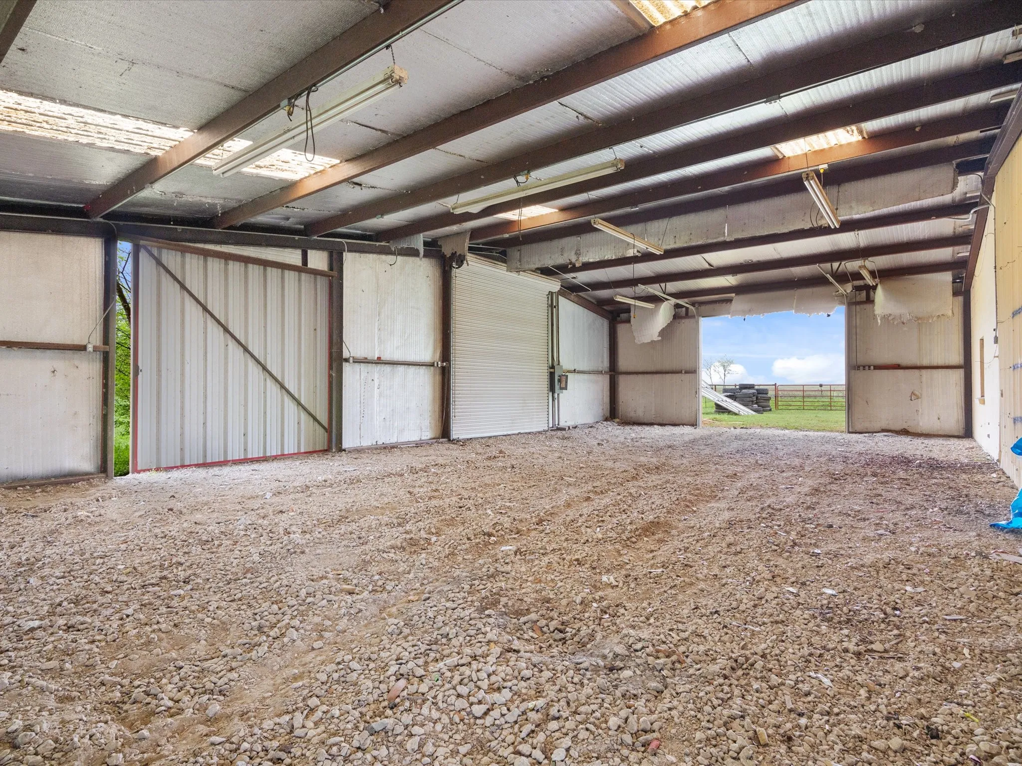 Single Family Residence For Sale in Ellis County , 1302 Forreston Road, Waxahachie, Texas 75165, 3 Bedroom, 3 Bathroom, 2 Garage spaces, 2,888 Sqft, built in 1966, Preowned, mls#21215468, Real Estate Agent in Waxahachie, Homes For Sale in Ellis county, Homes For Sale in Waxahachie, Realtor in Waxahachie Texas, Real Estate Brokerage Independent Realty Texas, Luminita Cordes Realtor