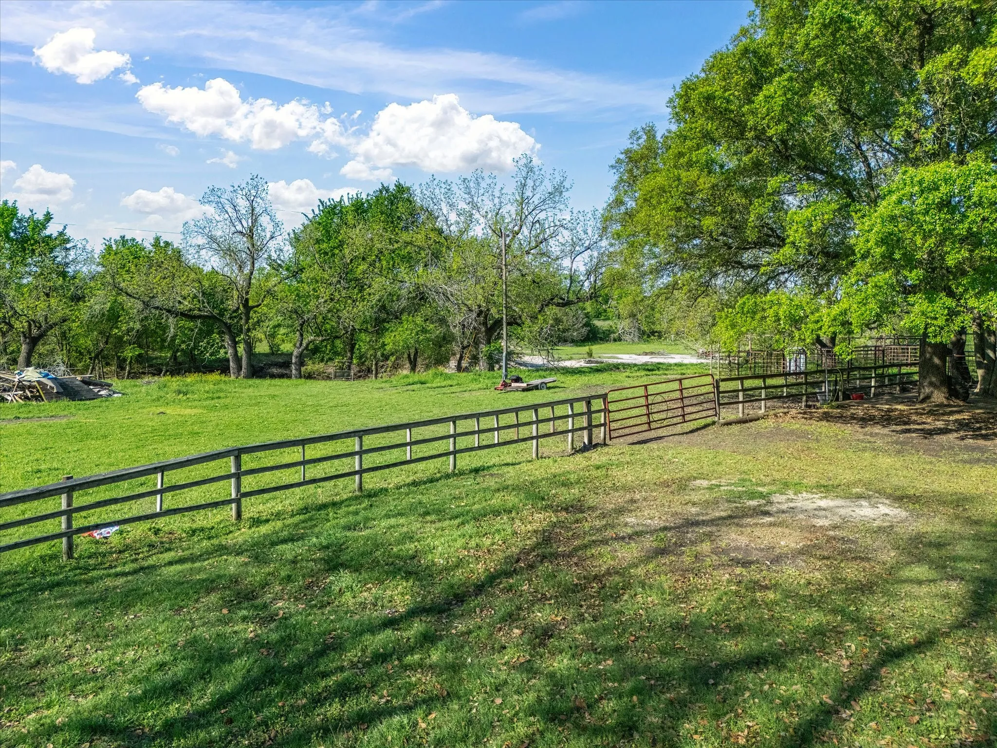 Single Family Residence For Sale in Ellis County , 1302 Forreston Road, Waxahachie, Texas 75165, 3 Bedroom, 3 Bathroom, 2 Garage spaces, 2,888 Sqft, built in 1966, Preowned, mls#21215468, Real Estate Agent in Waxahachie, Homes For Sale in Ellis county, Homes For Sale in Waxahachie, Realtor in Waxahachie Texas, Real Estate Brokerage Independent Realty Texas, Luminita Cordes Realtor