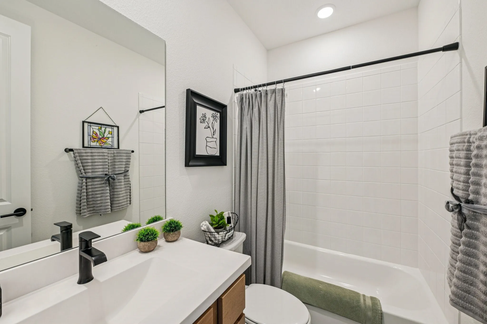 Single Family Residence For Sale in Ellis County , 2264 Emerald Drive, Waxahachie, Texas 75167, 4 Bedroom, 5 Bathroom, 2 Garage spaces, 2,848 Sqft, built in 2025, Preowned, mls#21210729, Real Estate Agent in Waxahachie, Homes For Sale in Ellis county, Homes For Sale in Waxahachie, Realtor in Waxahachie Texas, Real Estate Brokerage Independent Realty Texas, Luminita Cordes Realtor
