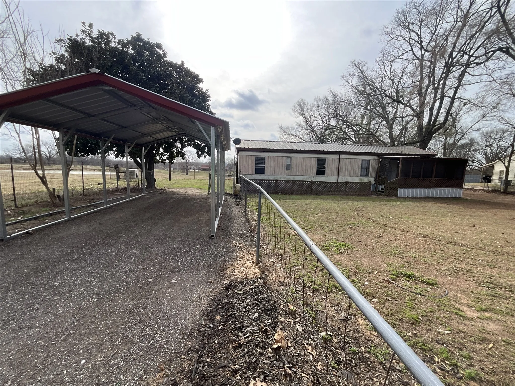 Mobile Home For Rent in Van Zandt County , 1053 Vz County Road 1927, Edgewood, Texas 75117, 2 Bedroom, 1 Bathroom, Garage spaces, 720 Sqft, built in 1994, mls#21215916, Real Estate Agent in Edgewood, Homes For Rent in Van Zandt county, Homes For Rent in Edgewood, Realtor in Edgewood Texas, Real Estate Brokerage Independent Realty Texas, Luminita Cordes Realtor