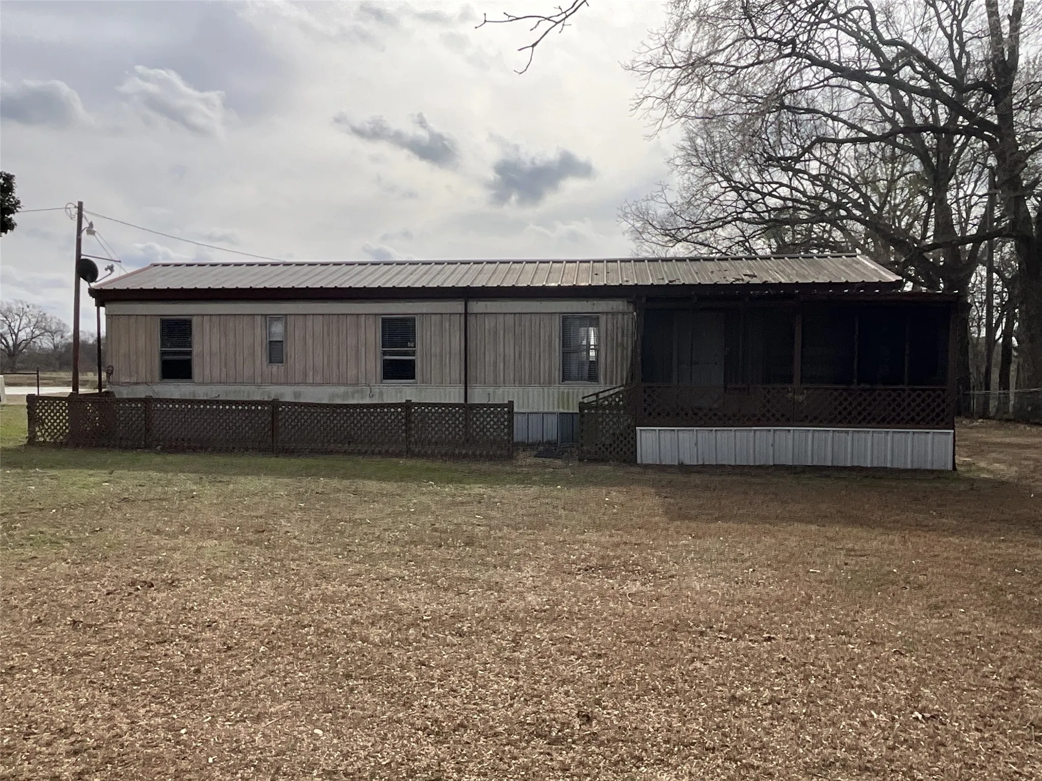 Mobile Home For Rent in Van Zandt County , 1053 Vz County Road 1927, Edgewood, Texas 75117, 2 Bedroom, 1 Bathroom, Garage spaces, 720 Sqft, built in 1994, mls#21215916, Real Estate Agent in Edgewood, Homes For Rent in Van Zandt county, Homes For Rent in Edgewood, Realtor in Edgewood Texas, Real Estate Brokerage Independent Realty Texas, Luminita Cordes Realtor