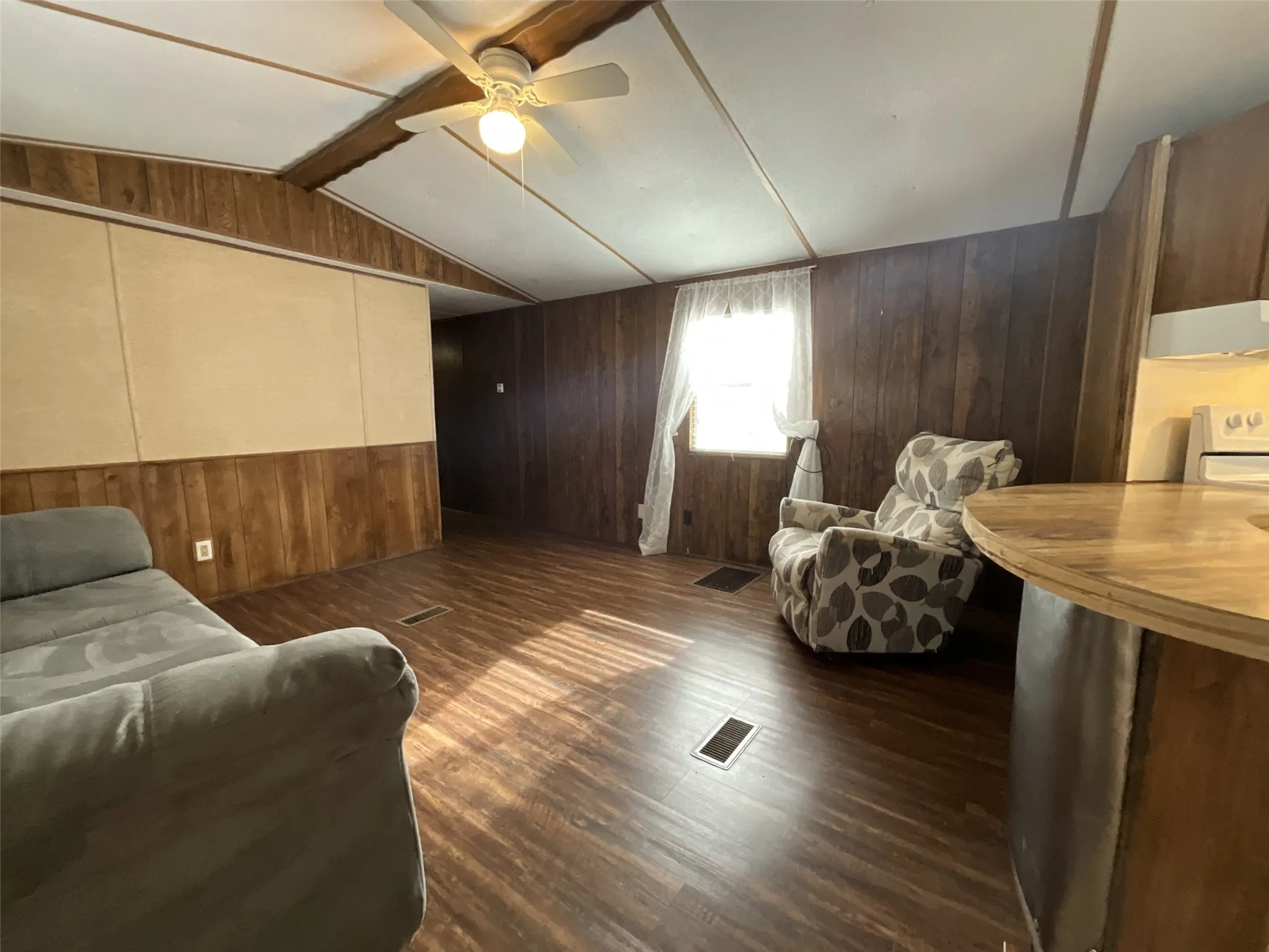Mobile Home For Rent in Van Zandt County , 1053 Vz County Road 1927, Edgewood, Texas 75117, 2 Bedroom, 1 Bathroom, Garage spaces, 720 Sqft, built in 1994, mls#21215916, Real Estate Agent in Edgewood, Homes For Rent in Van Zandt county, Homes For Rent in Edgewood, Realtor in Edgewood Texas, Real Estate Brokerage Independent Realty Texas, Luminita Cordes Realtor
